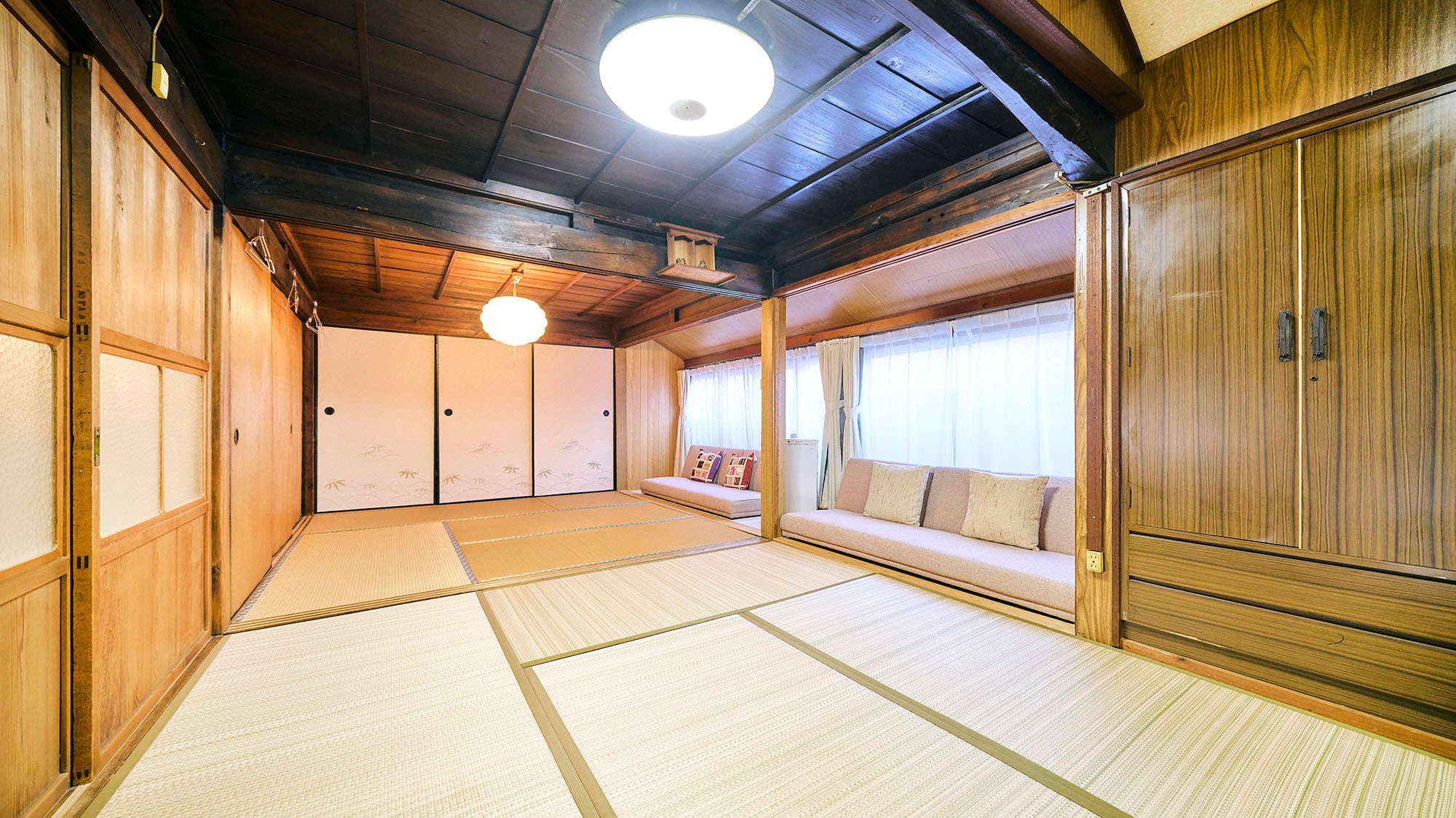 ・[Building A / Bedroom 2] A spacious Japanese-style room of 12.5 tatami mats. A large room perfect for families or group trips.