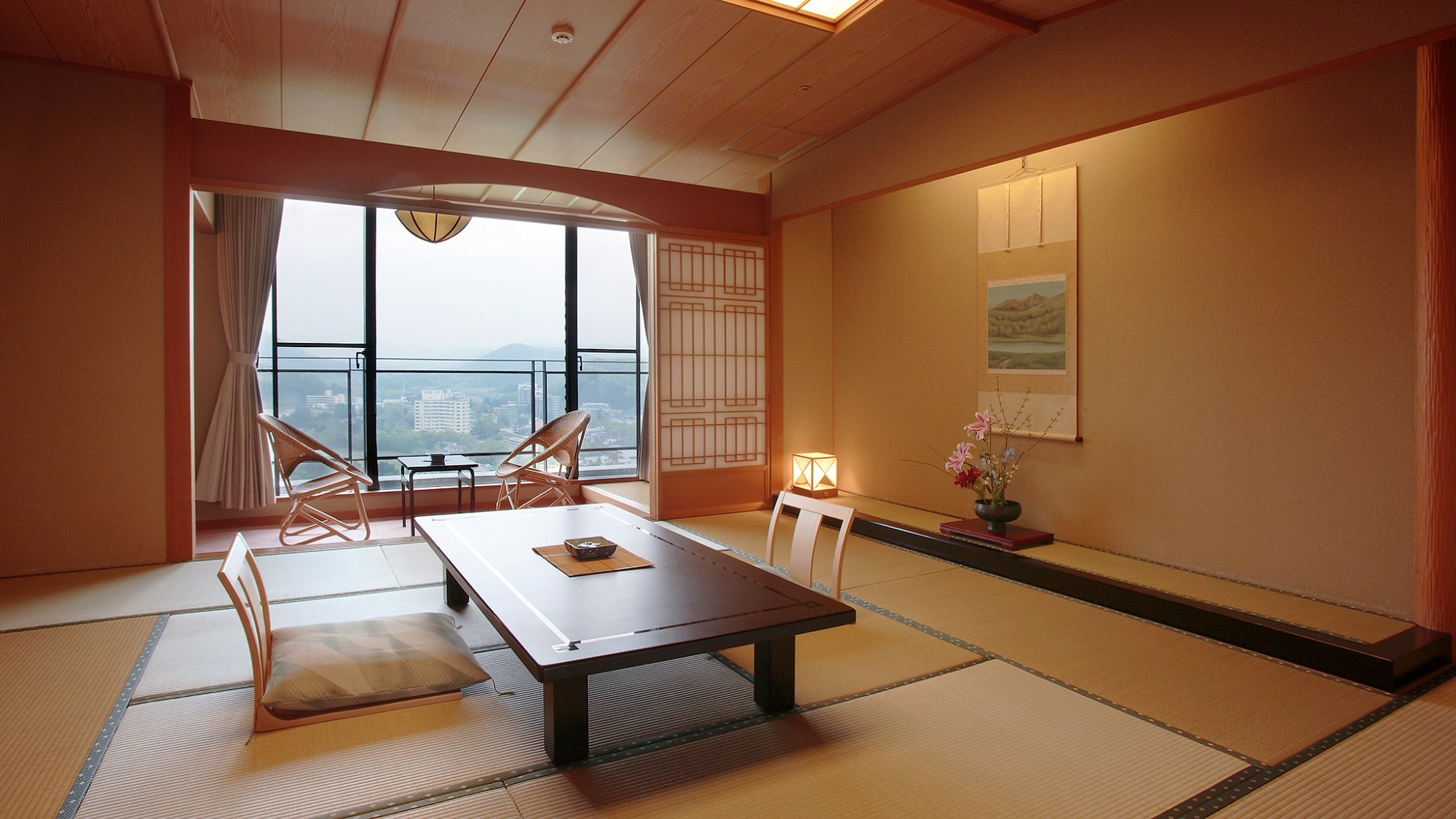 A spacious, well-built Japanese-style room of 12.5 tatami mats