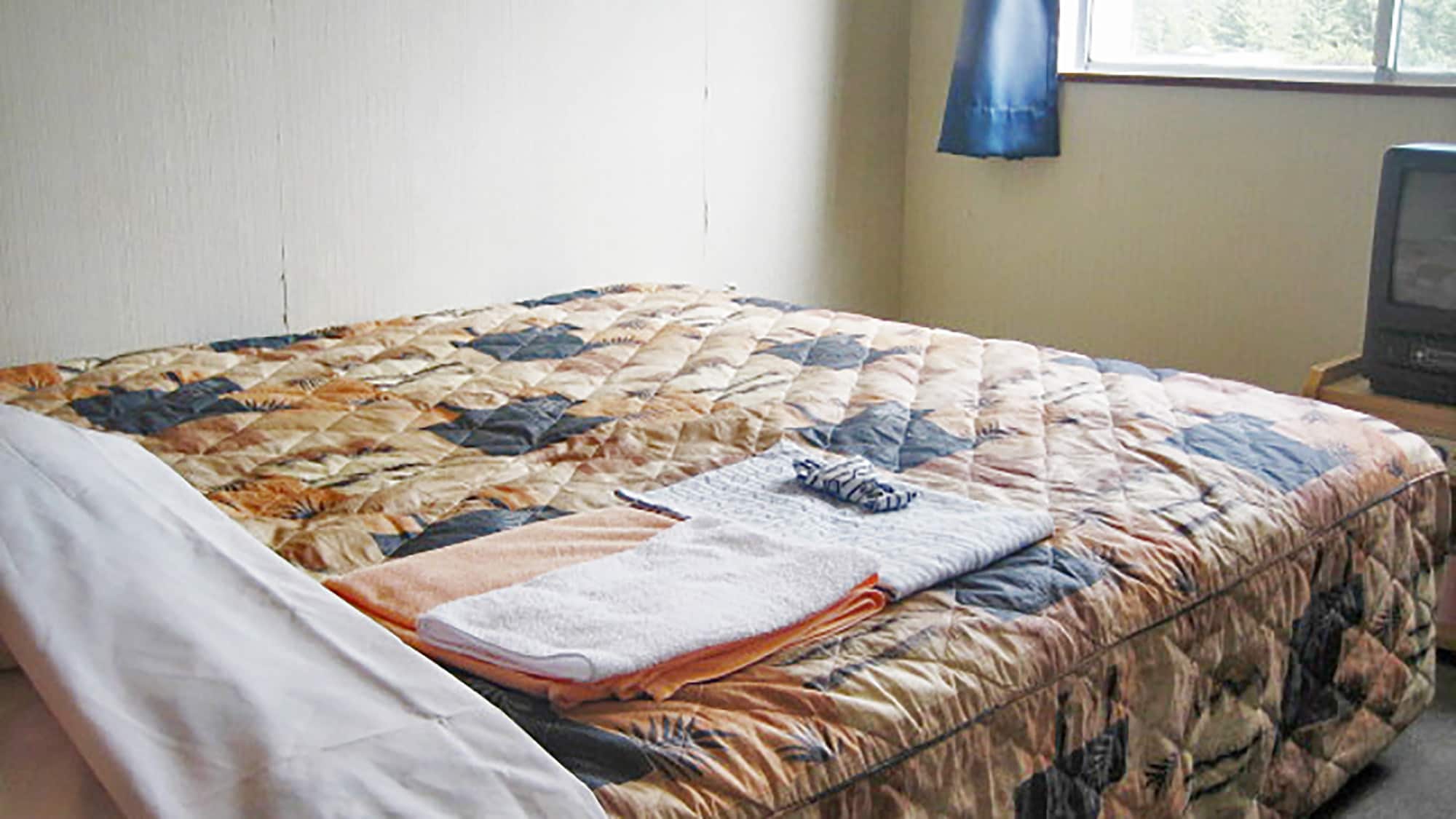[Example of guest room] Double. Relax in the spacious double bed.