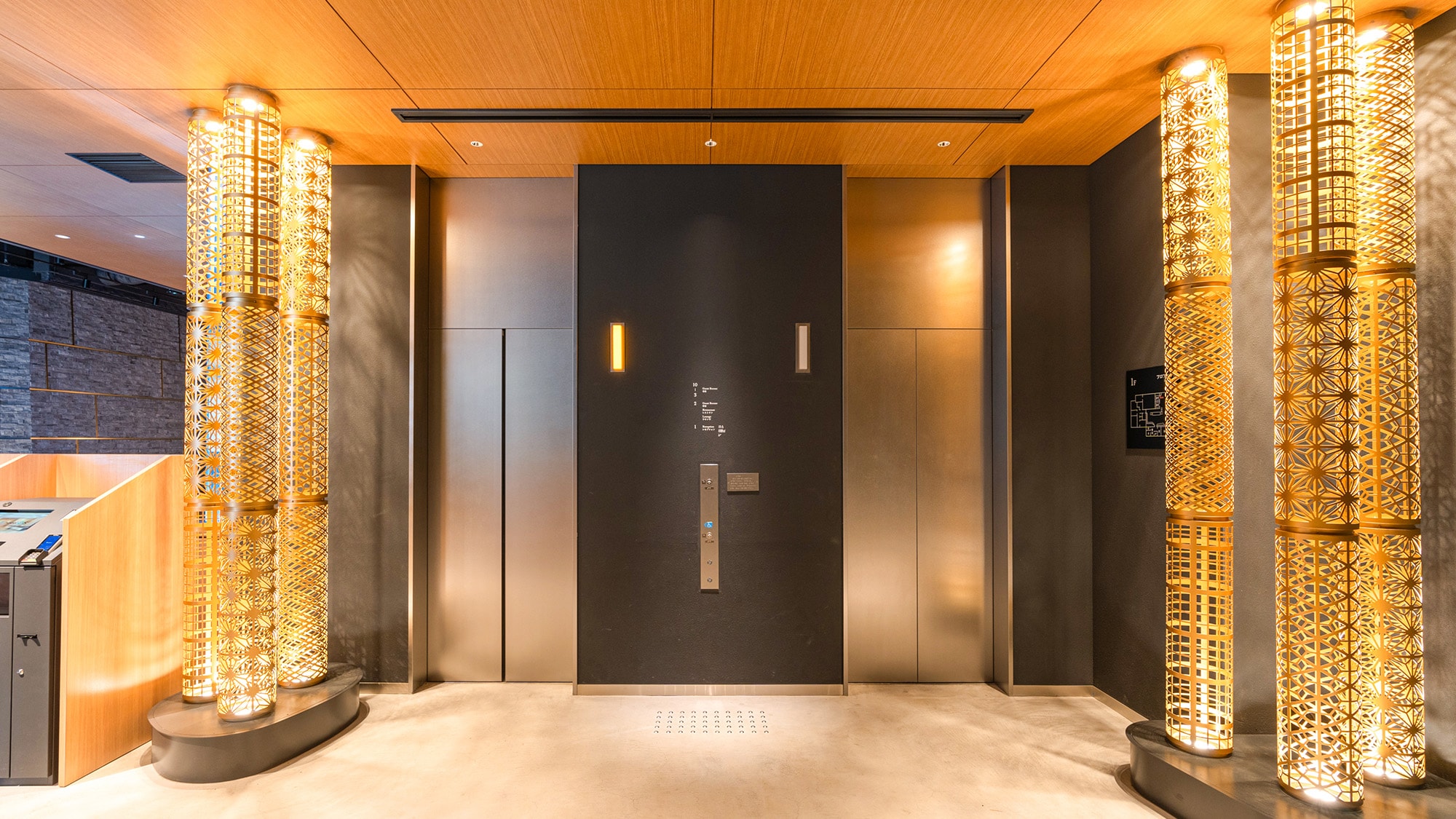 [Elevator hall] There is an elevator next to the front desk. Please use your card key when using it.