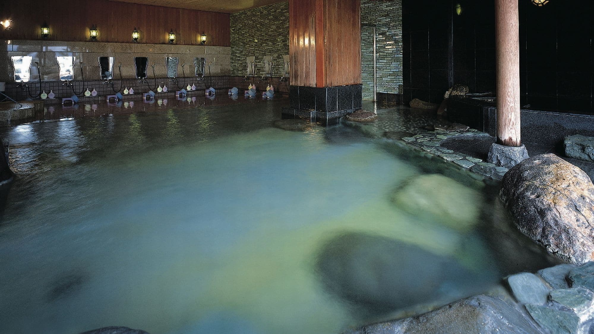 [傳式大浴場] * 可以放鬆身心並享受源頭流出的熱水的大浴場。