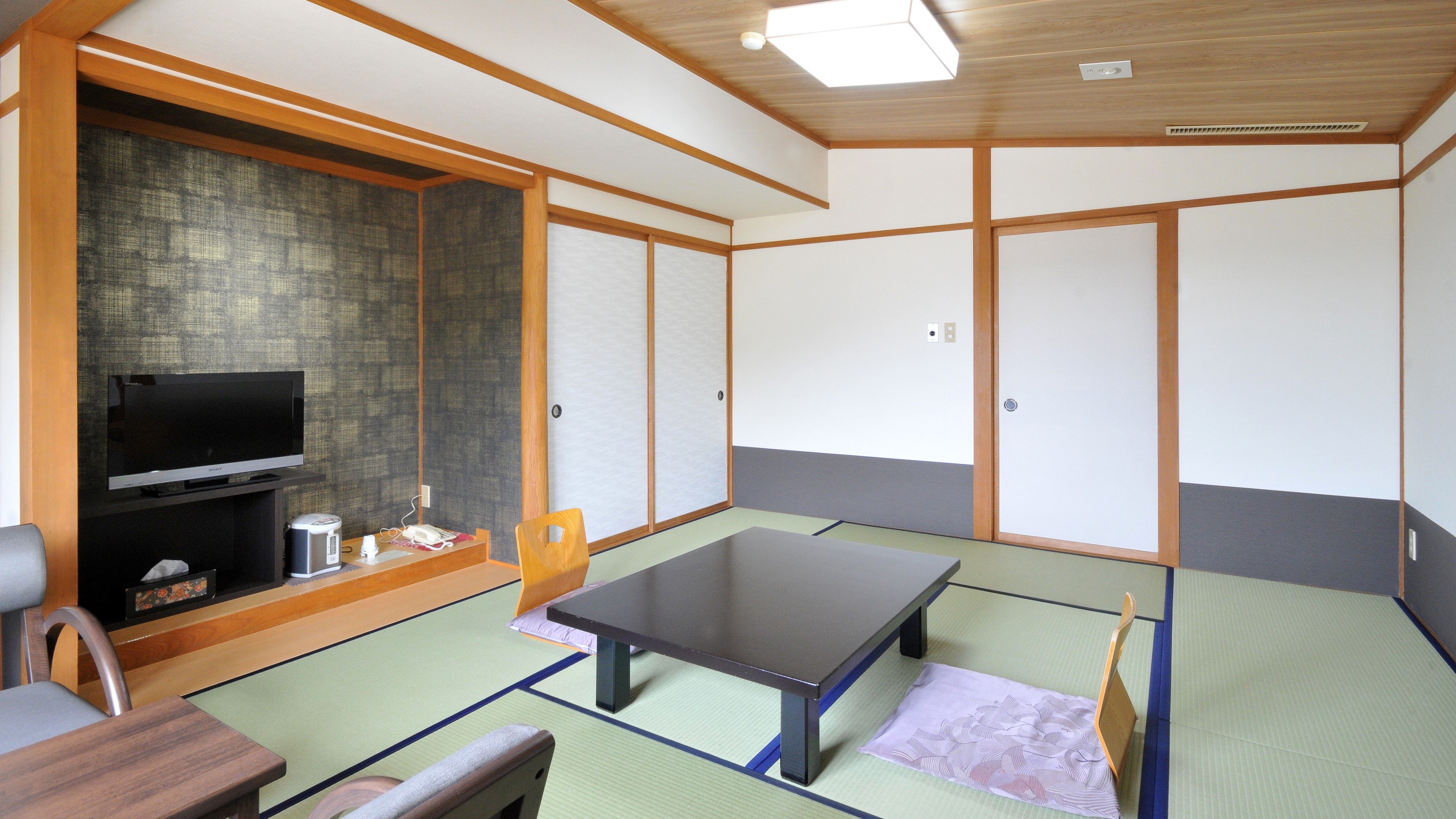 Japanese-style room 8 tatami mats * All rooms are non-smoking * Bath and toilet included