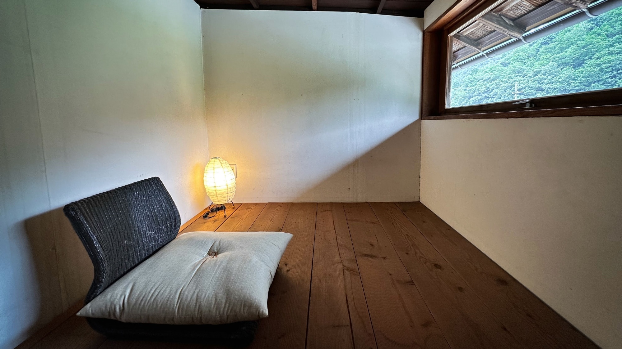 [Taimatsu] A loft like a hidden room. Enjoy the traditional Japanese scenery from the long windows.