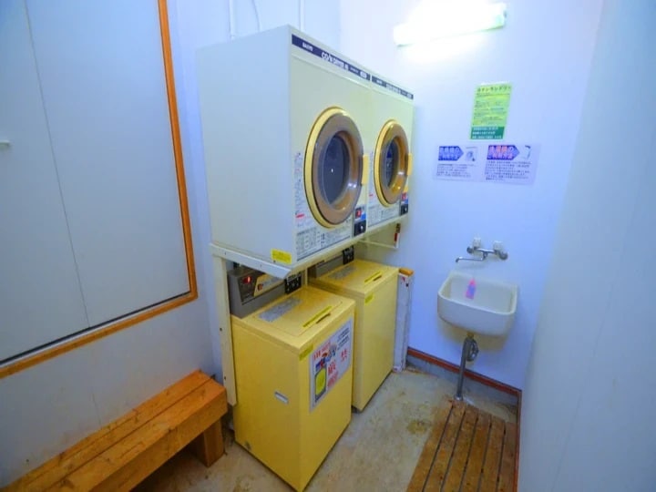 Coin laundry