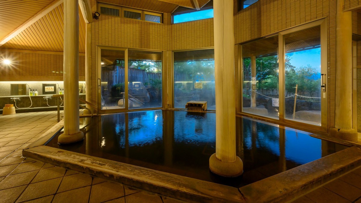 Large public bath (indoor bath) Spacious public bath. A moment to see the great nature of the Zao mountains beyond the glass