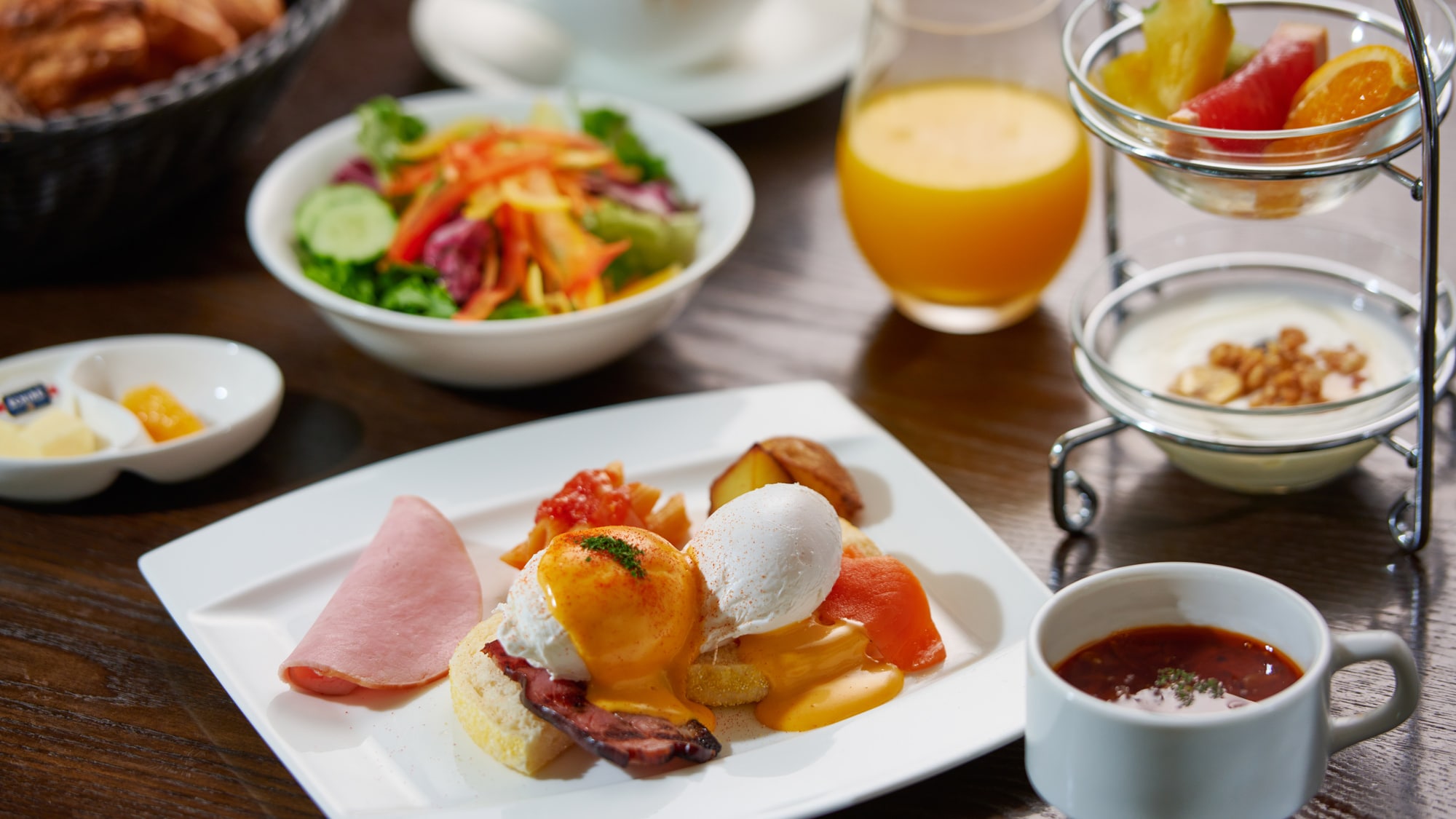 R restaurant & bar (13F) 早餐主菜單“Eggs Benedict”