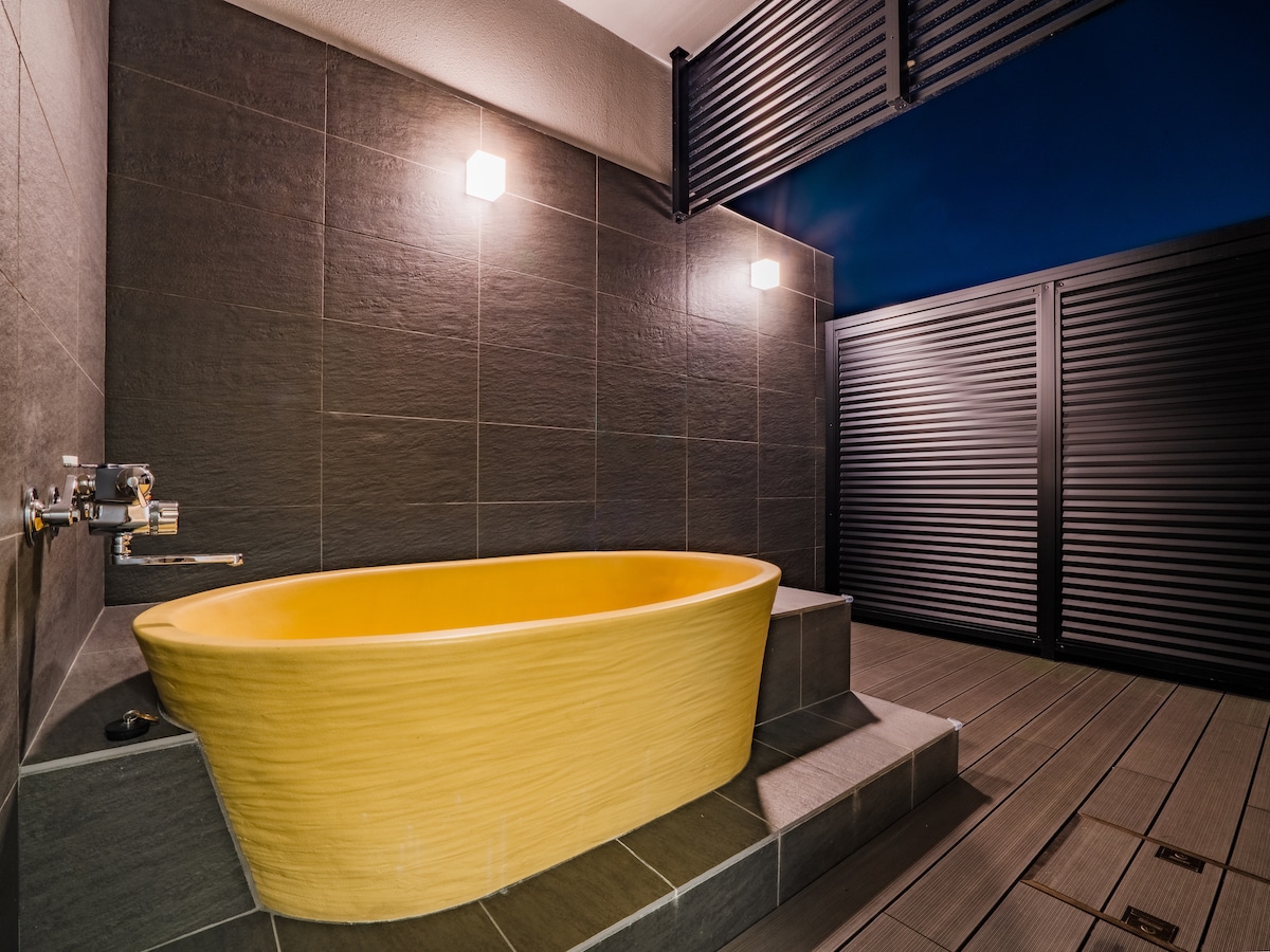 Top floor Executive Pent House with open-air bath
