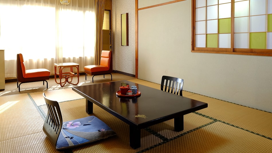 [South side, 10 tatami Japanese-style room] Good sunlight, affordable room - non-smoking