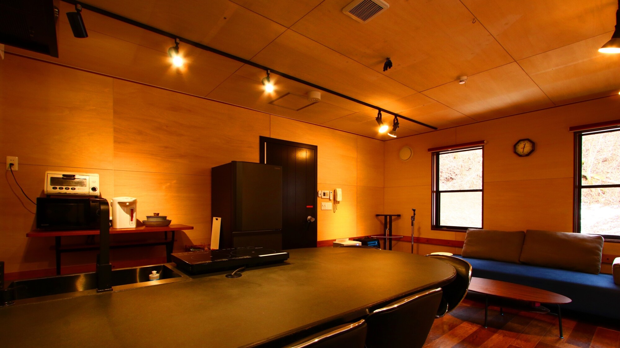 Studio F - Soundproofed so no problem even if you get loud
