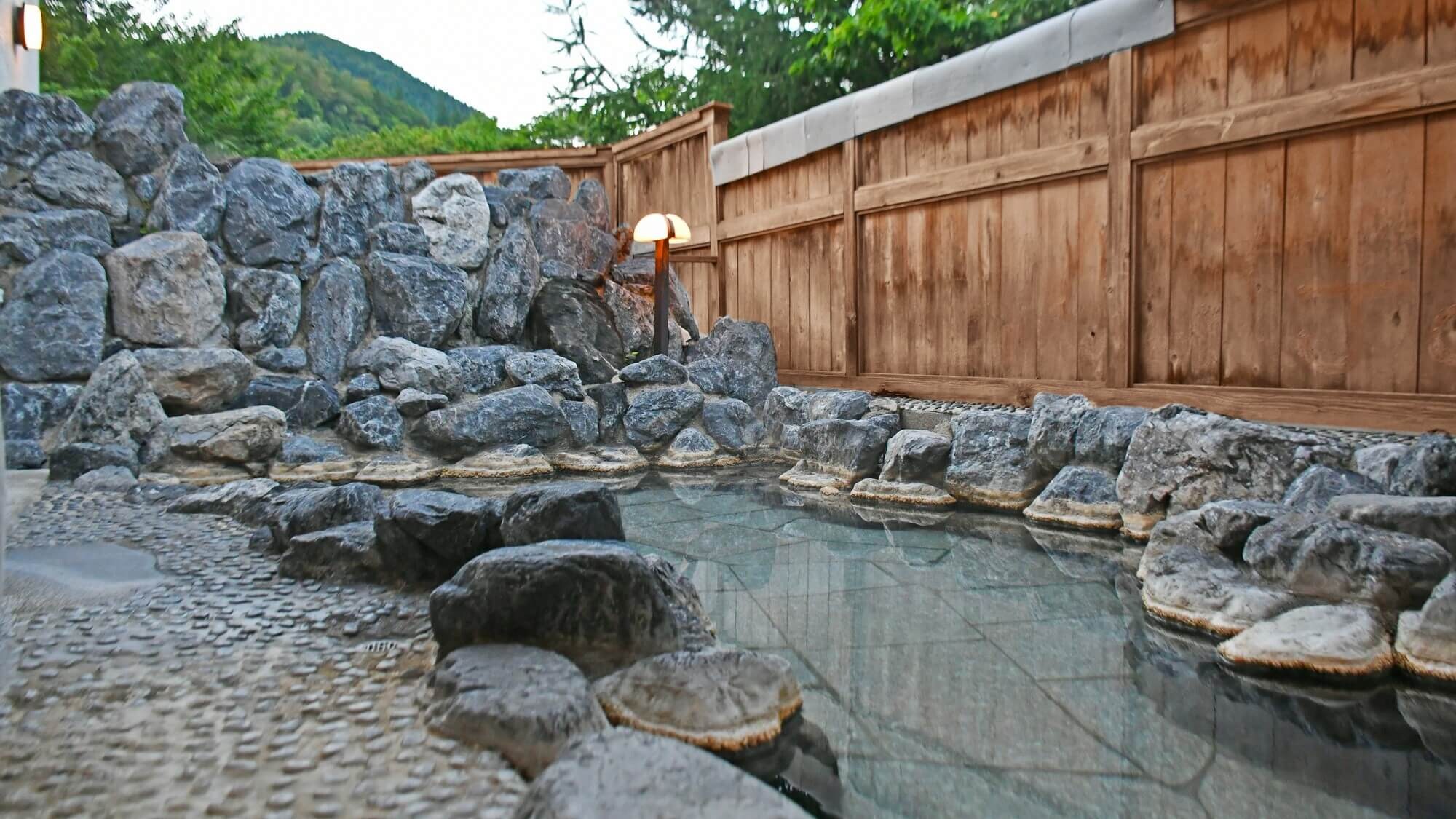 [2nd floor baking soda spring/open-air bath] From the stone open-air bath, you can enjoy the feeling of forest bathing while soaking in the hot spring.