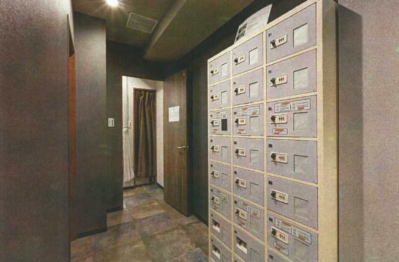 Di dalam gedung