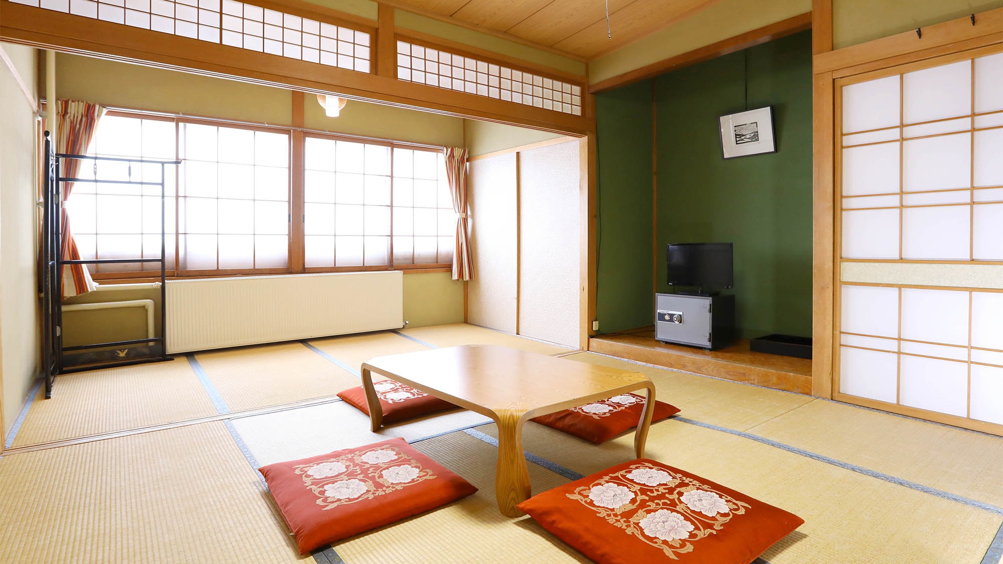 ・[Main building Japanese-style rooms] Large rooms are also available, recommended for group trips.