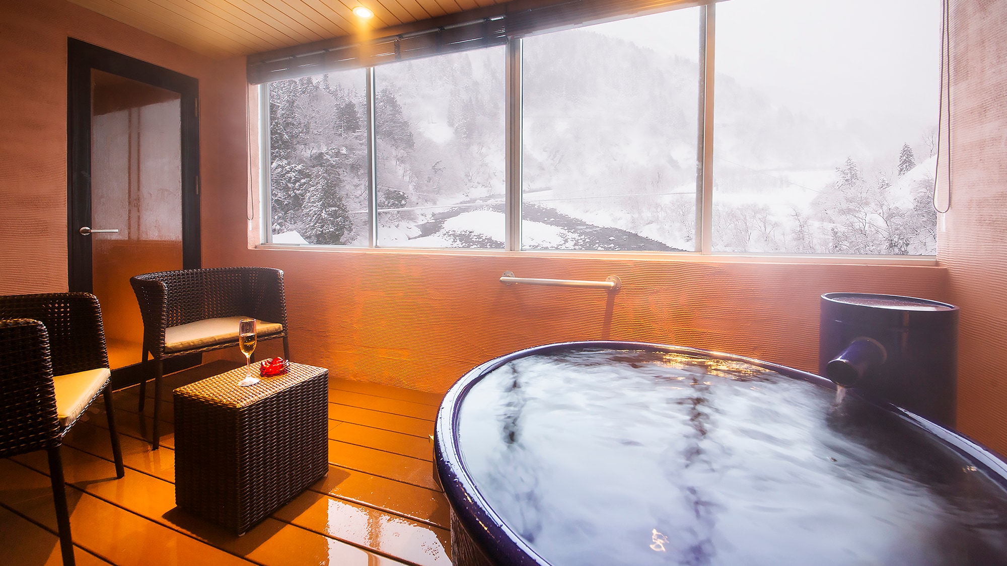 [Guest room with open-air bath on the top floor-Yamatsuki] A spectacular view of the Kurobe River that opens when you open the window.