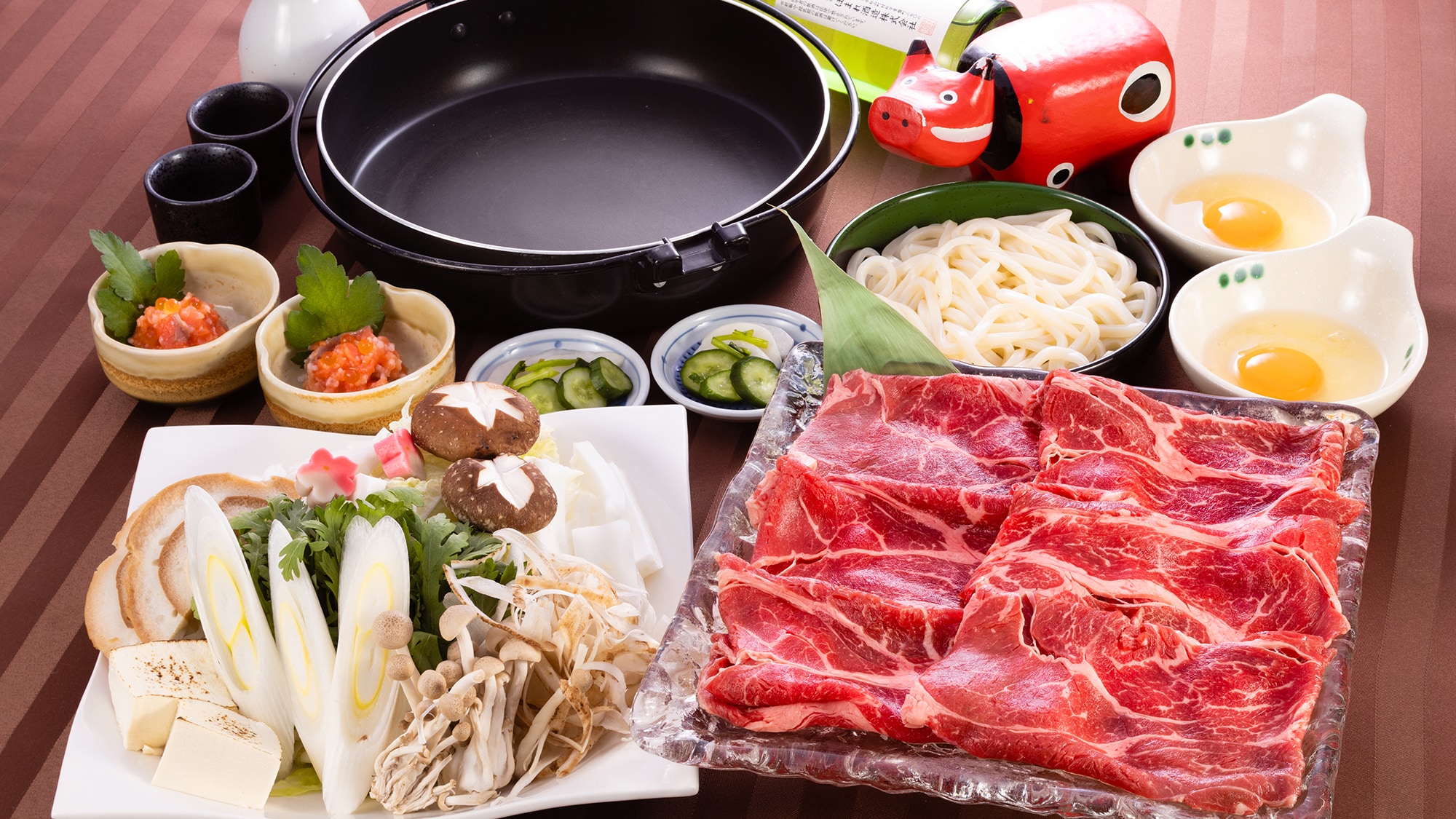 Raja pot! Hidangan sukiyaki mewah dengan 200g daging sapi (dilengkapi dengan mie udon)
