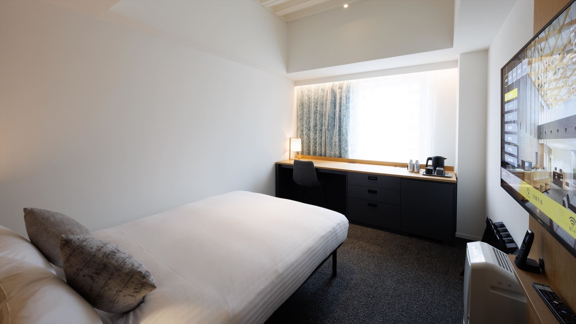 [Comfort Double] A functional room with a double bed (140 cm wide) and a long desk.