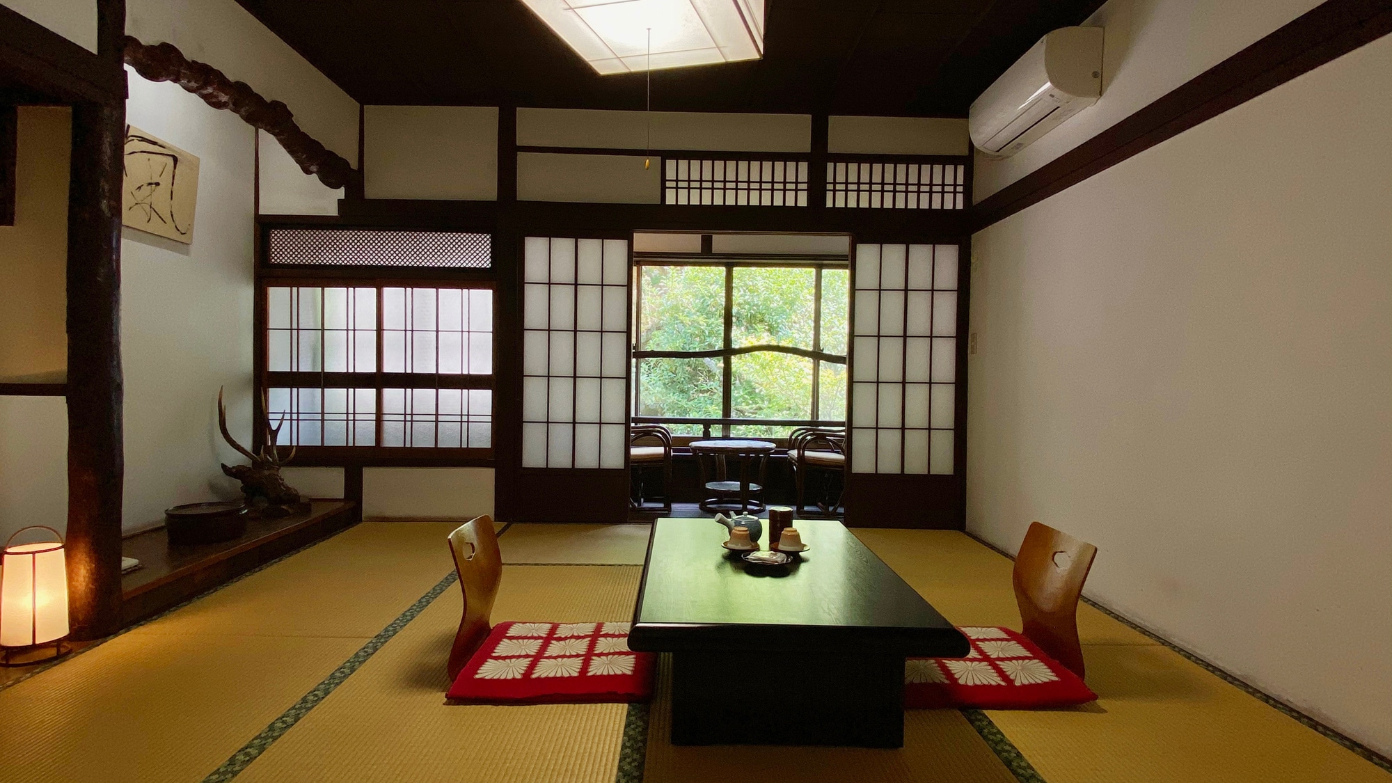 [10 tatami mat Japanese room] A 10 tatami mat Japanese room with a veranda. Enjoy the atmosphere of the four seasons.