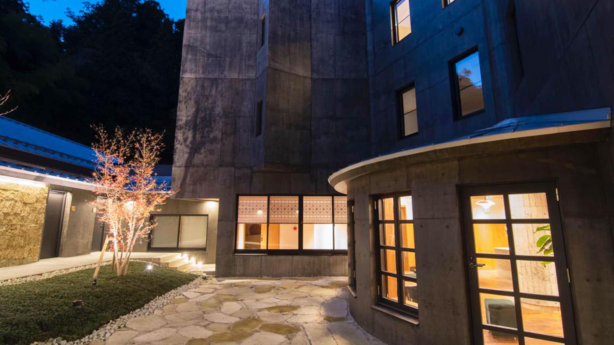 【庭院】 連接圓形主樓與單層附屬建築的庭院。