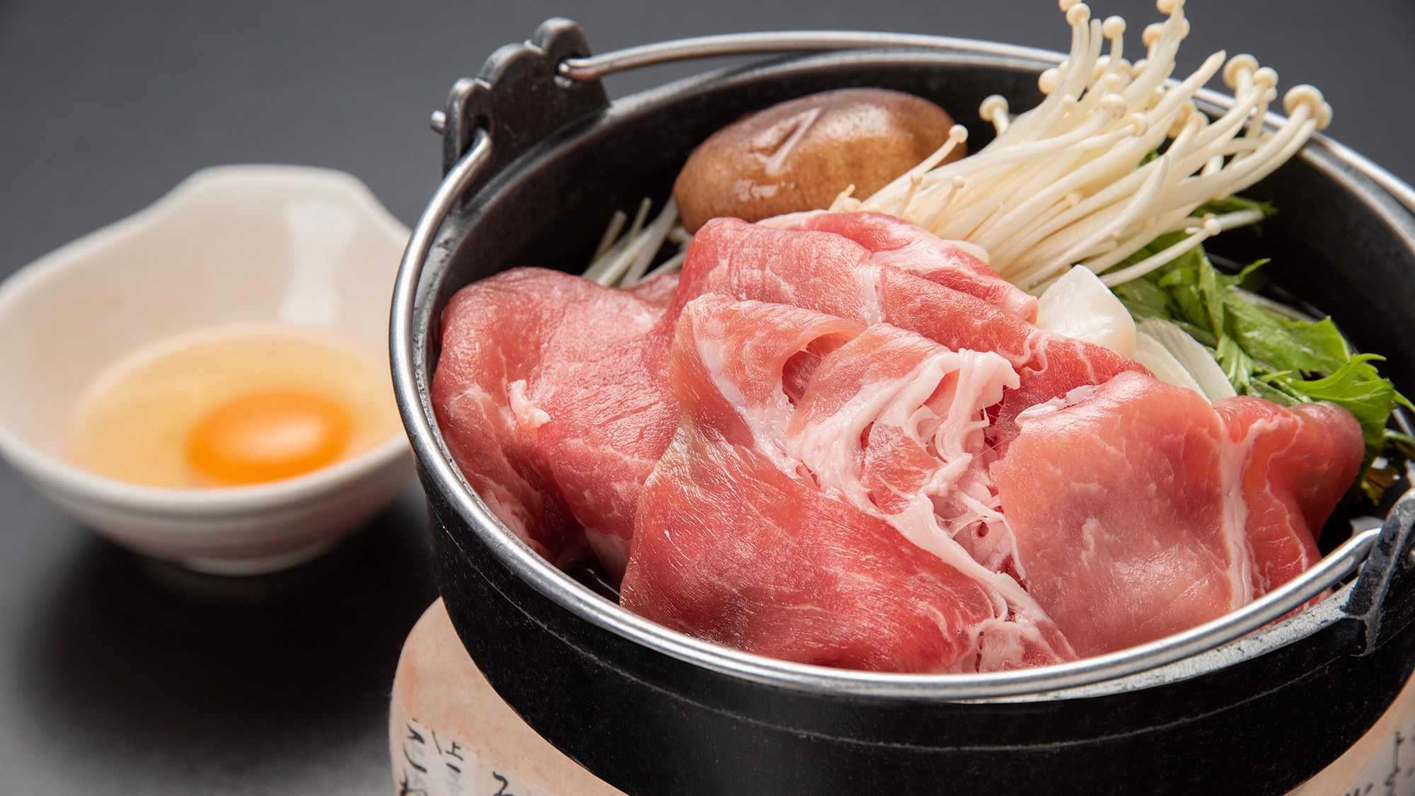 * [Supper example] Japanese pork mochibuta sukiyaki is popular.