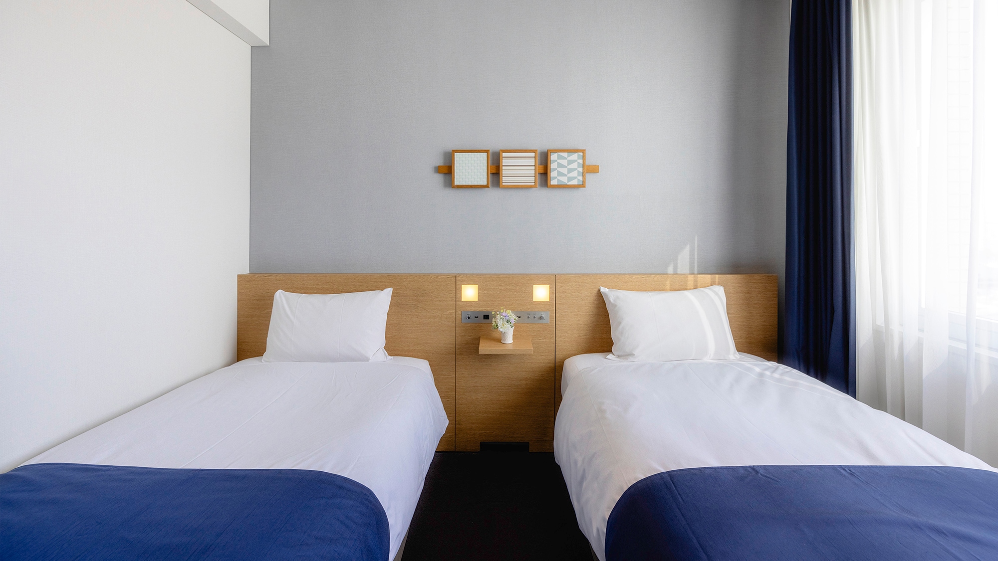 [Kamar Twin Santai] Ruang yang ringkas dan nyaman. Sempurna untuk perjalanan wisata bagi dua orang.