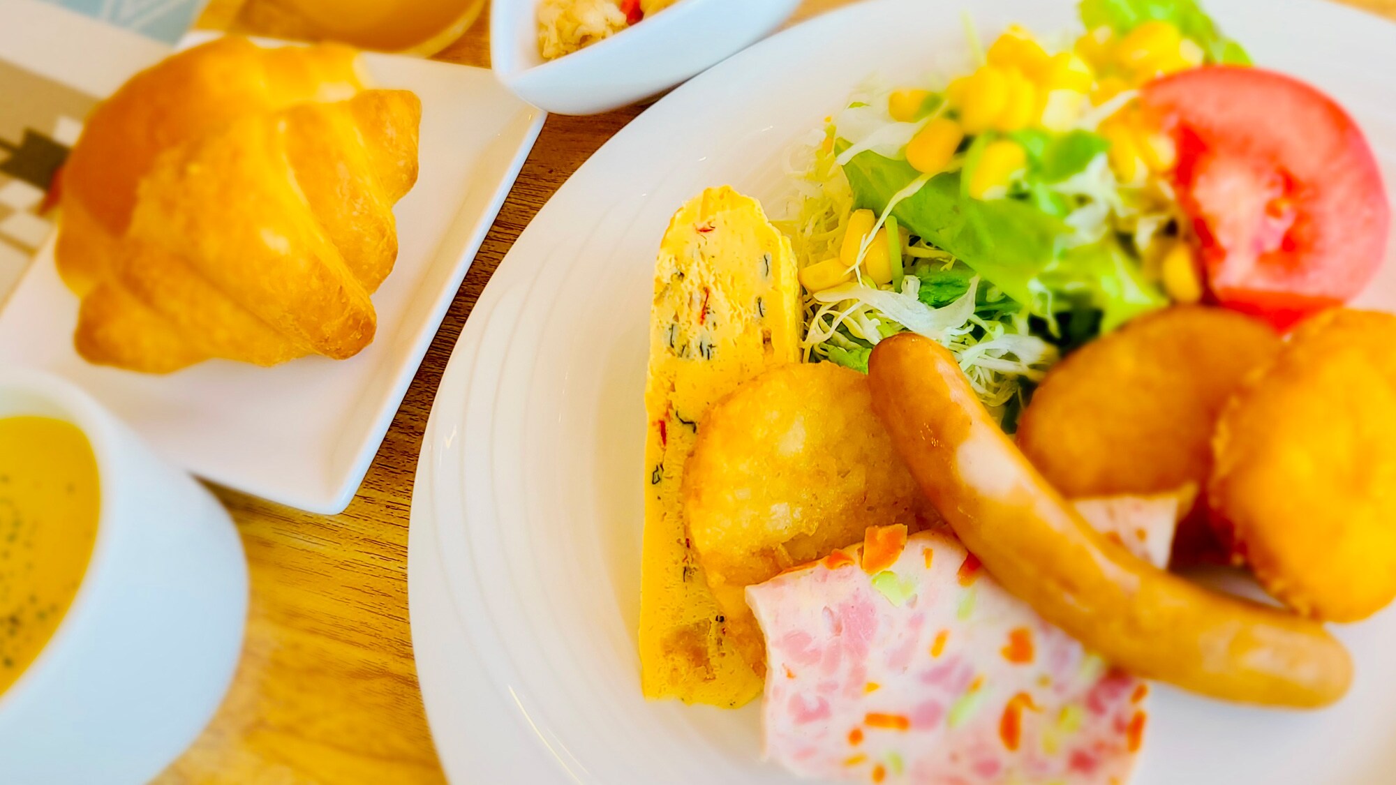 [ตัวอย่างอาหารเช้า (แบบตะวันตก)] จานอาหารเช้าจะเป็นอาหารญี่ปุ่นหรือแบบตะวันตกซึ่งจะเสิร์ฟเป็นประจำทุกวัน