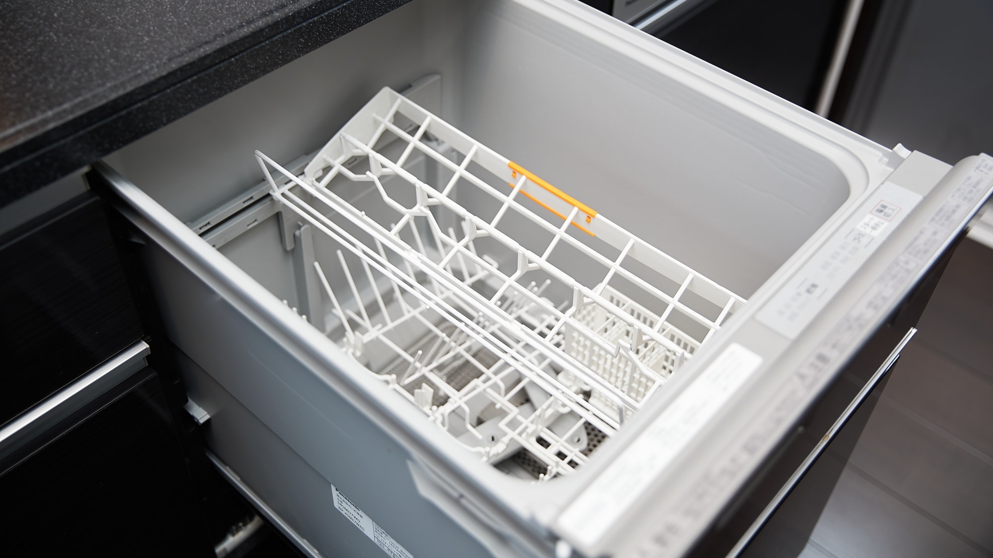 [Deluxe Suite] With a large, state-of-the-art dishwasher, you don't have to worry about washing after a fun meal with a large number of people.