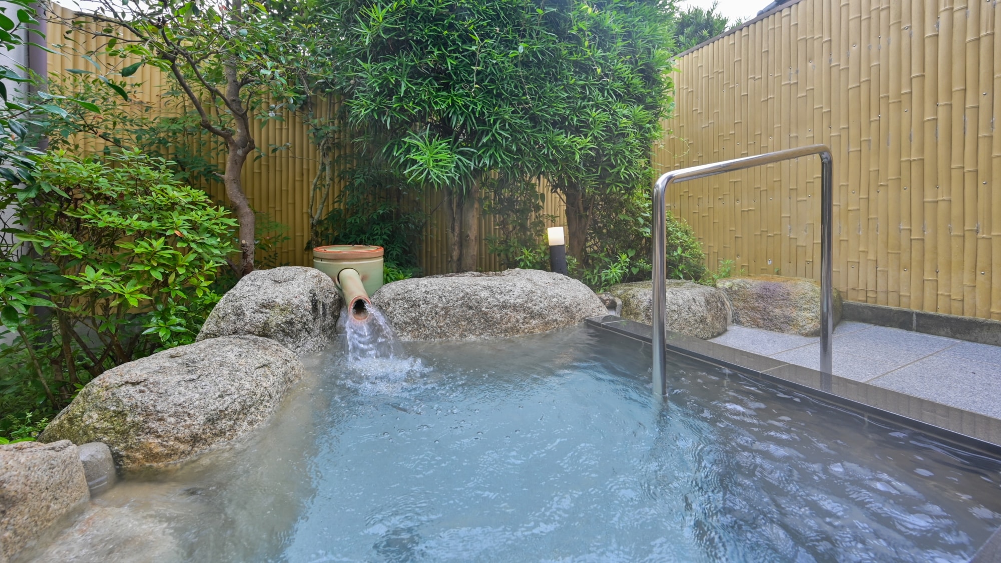 [Warakutei] Nagomi (special room, Japanese-Western style room) - The scent of sulfur fills the air in the open-air rock bath
