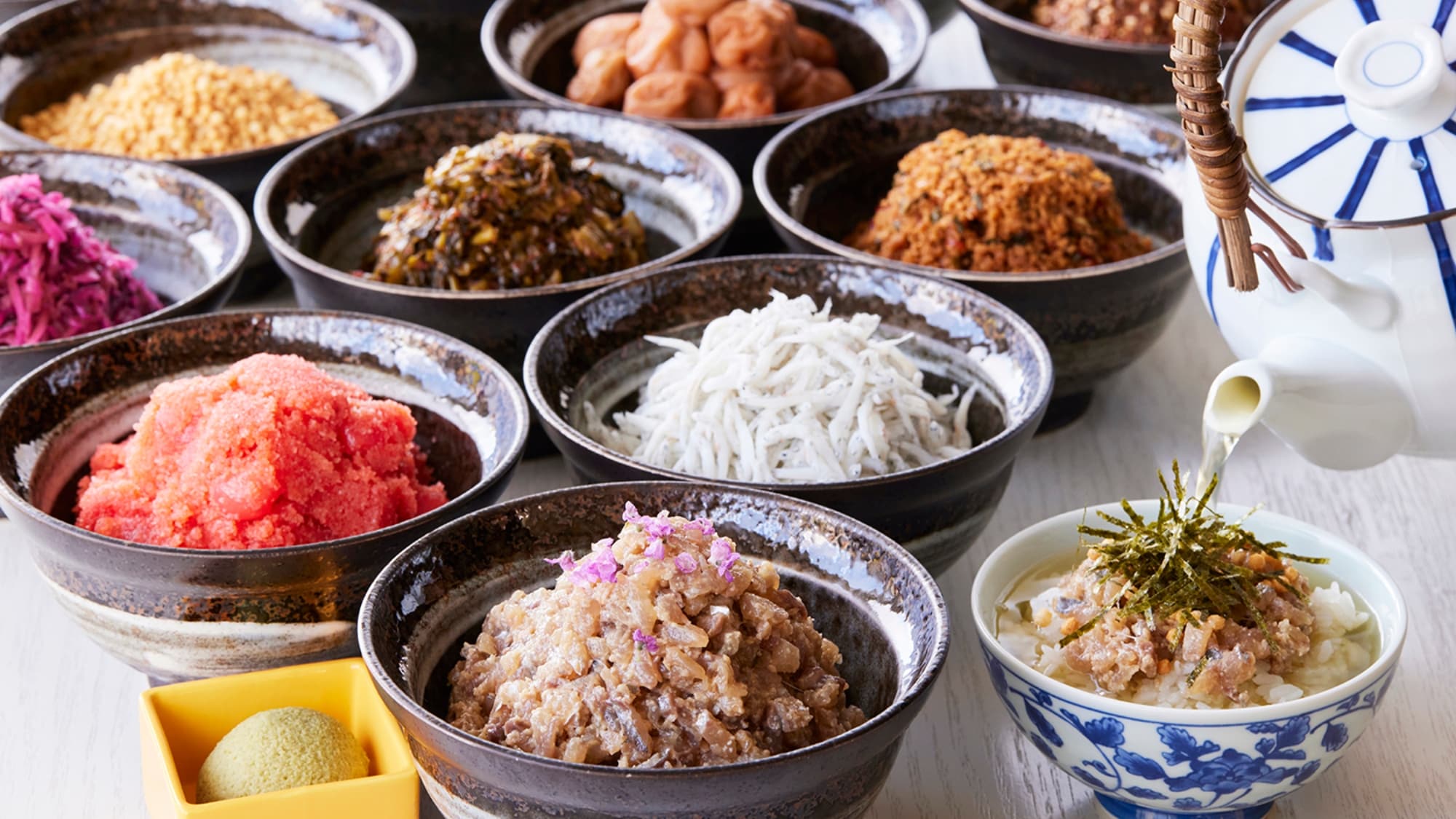 [Breakfast] Enjoy making your own ochazuke with your choice of toppings.