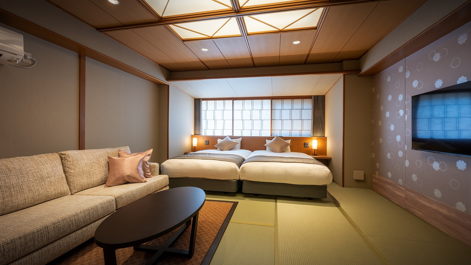 [Japanese modern guest room, type B] New guest room with a large wormcation desk and a 50-inch smart TV