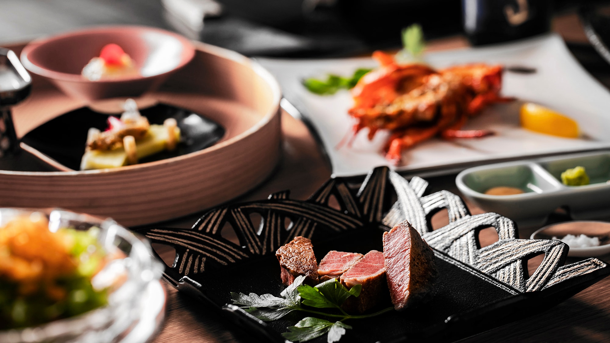 Saga brand Saga beef, longtooth grouper, sea urchin, fresh vegetables grown in the plains, and other carefully selected ingredients are served on a teppanyaki grill.
