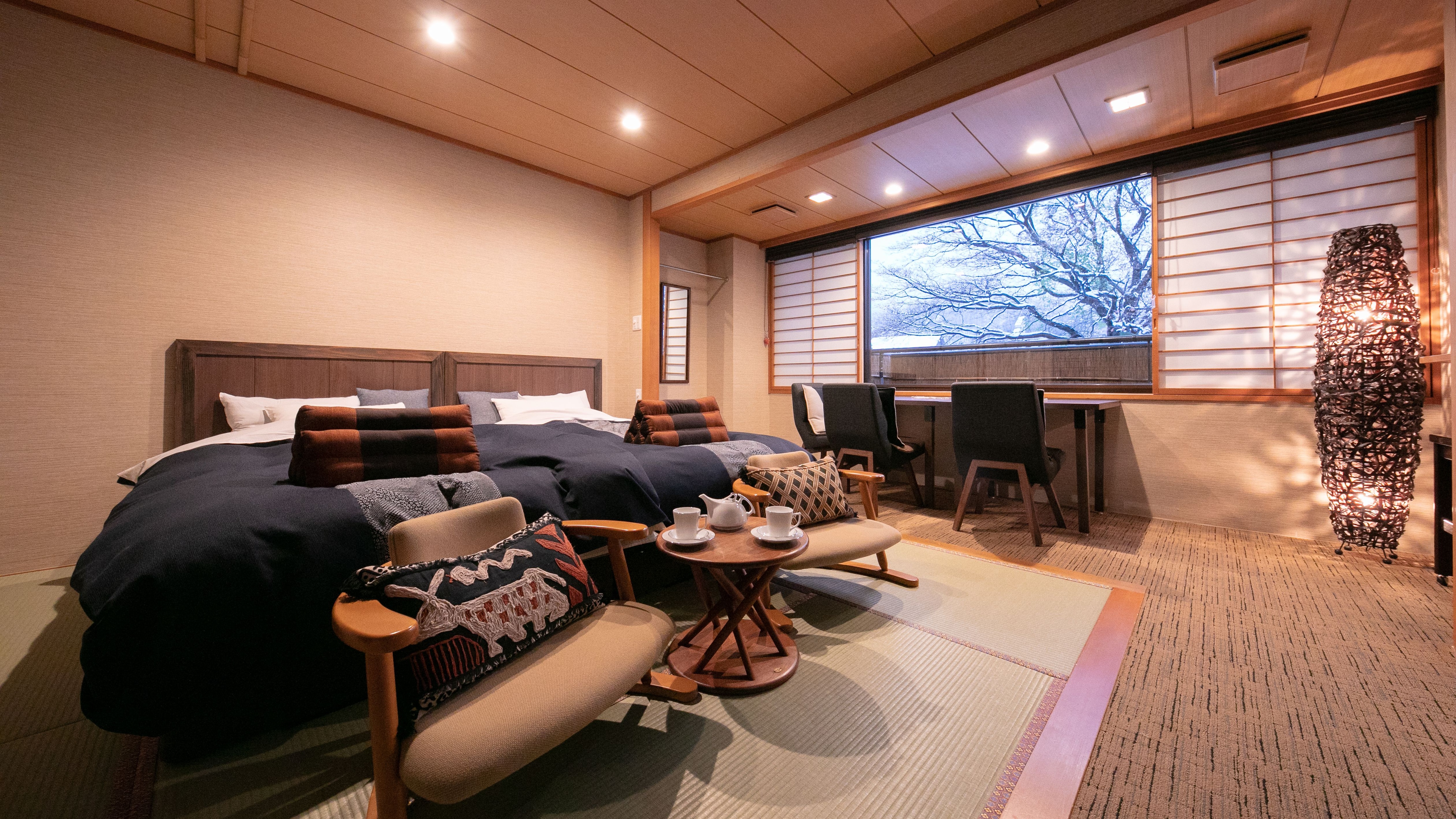 [Japanese-Western room 10 tatami] Japanese-Western room 10 tatami type that is just the right size for two people to spend time together