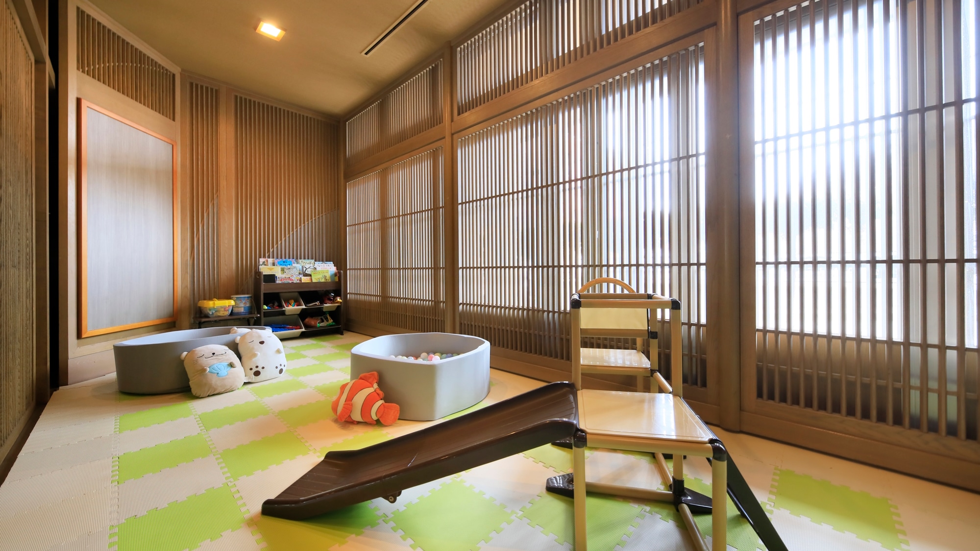 [Kids Corner] A space for children is provided in the lobby (example)
