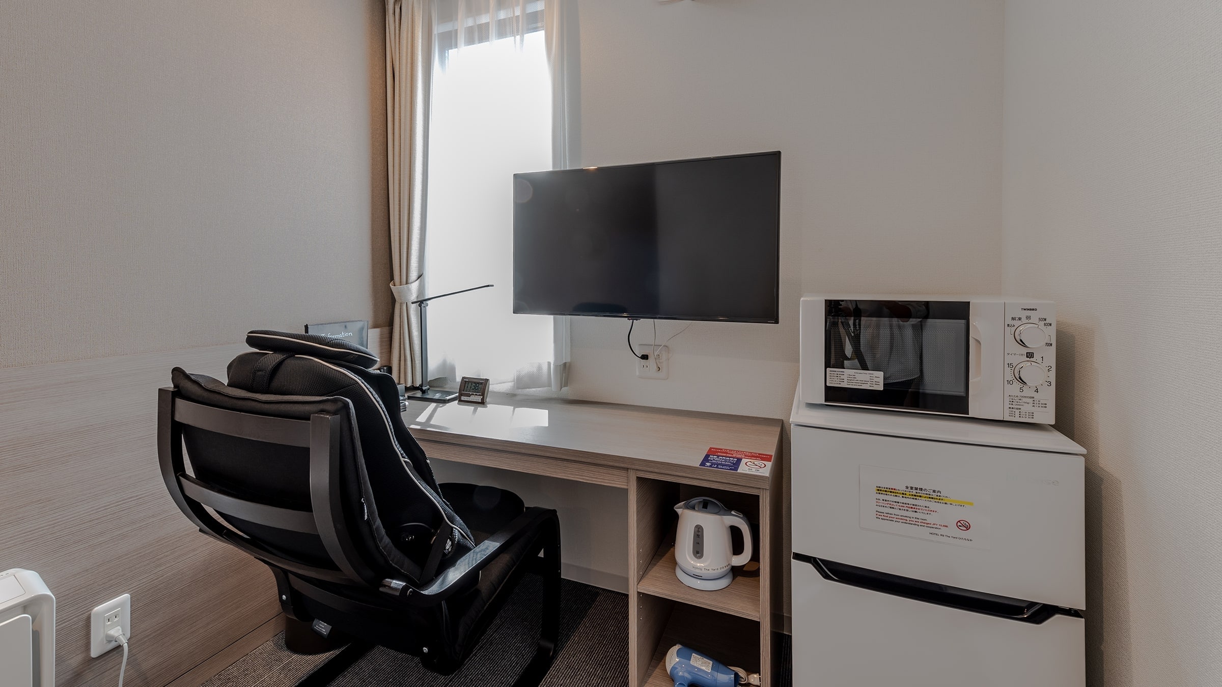 Desk/Massage chair (double rooms only)