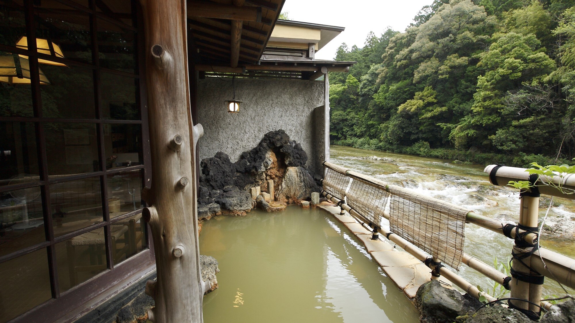 Garden open-air bath overlooking the valley