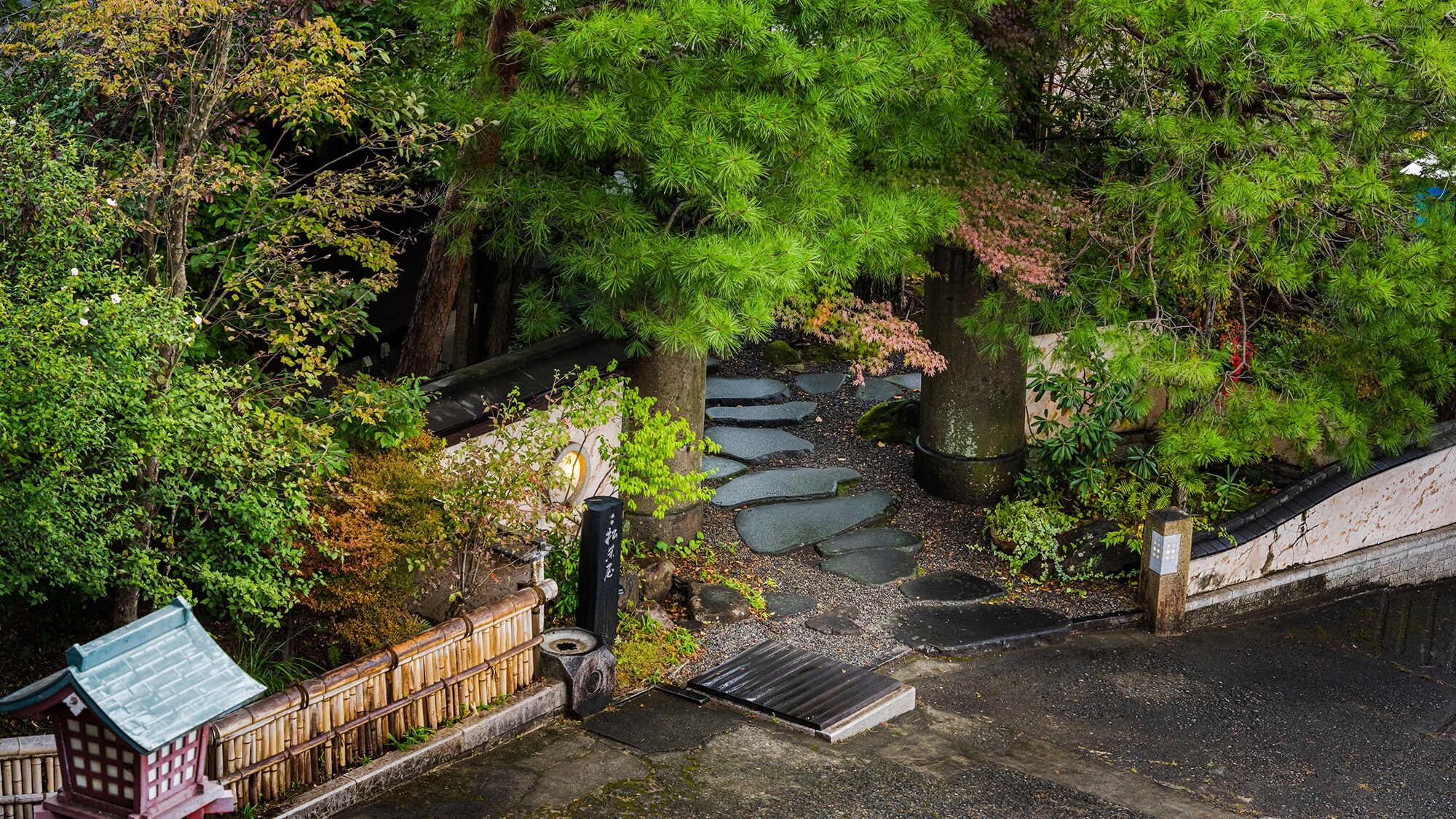 As the name suggests, it is surrounded by pine needles and has a Japanese garden atmosphere.