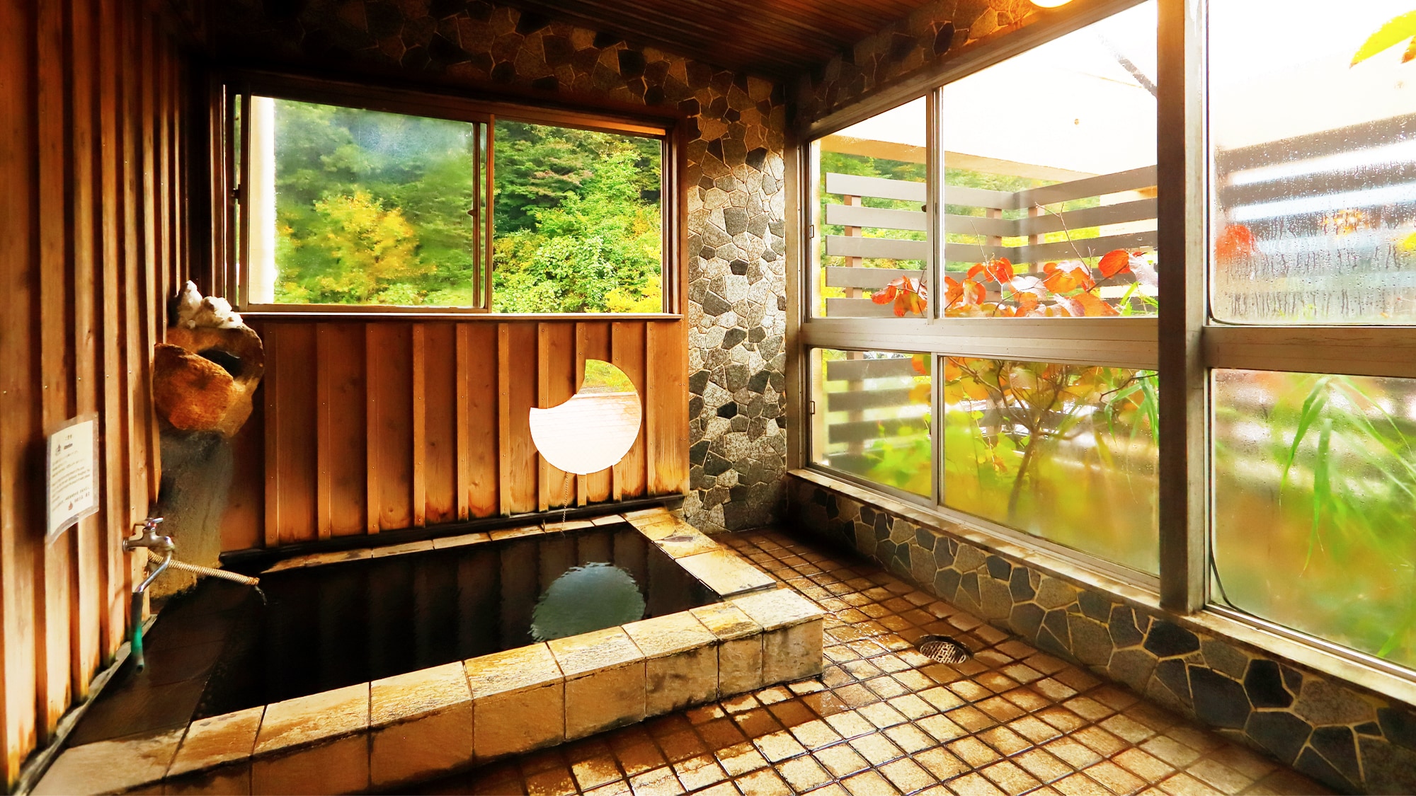 [Kage no Yu] A private bath on the 4th floor. You can enjoy a bath while watching the local train line. Powerful with the purifying power of hot spring water and x quartz!
