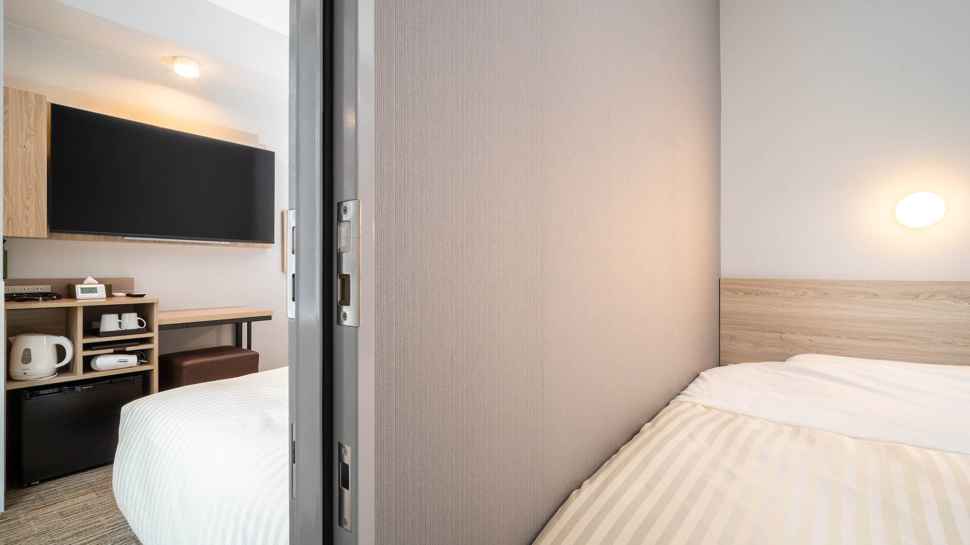 Each room has one bed and one unit bath.