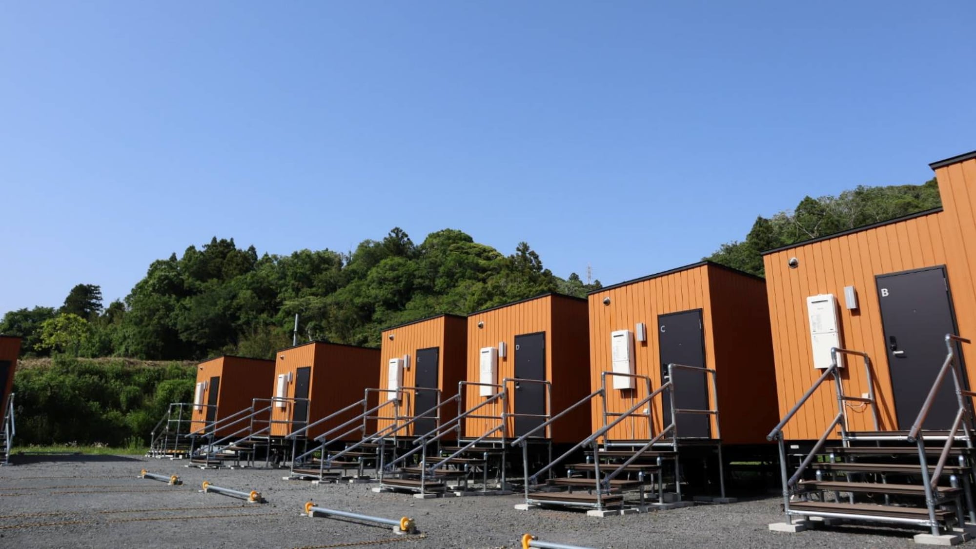 [Ngoại thất] Khu vực phòng khách được làm nổi bật bởi cây xanh và bầu trời trong xanh.