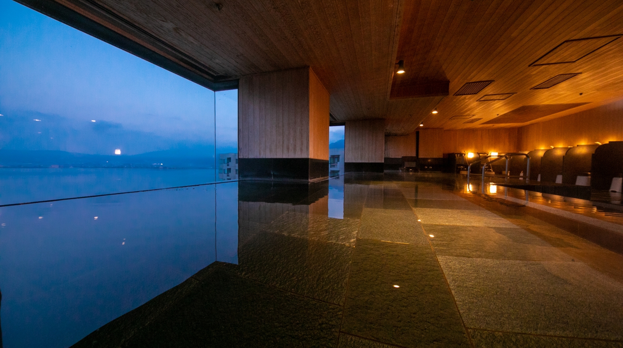 顶层14楼“湖天温泉” 信州的壮丽景色尽收眼底。