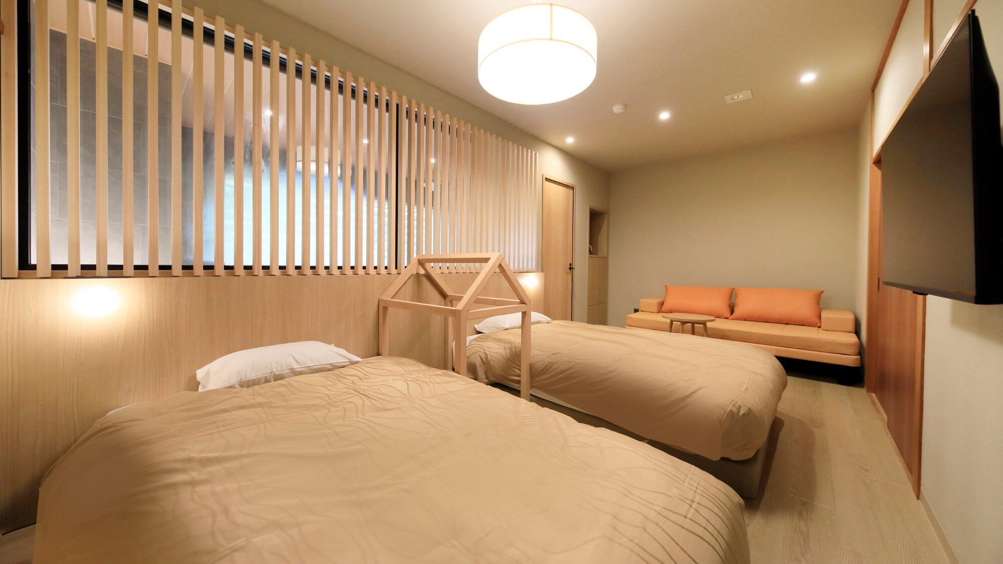 Western-style twin room with semi-open-air bath