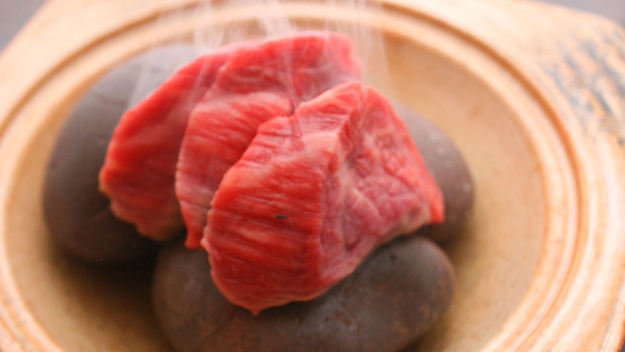 <A4 grade or higher> "Beef stone-grilled" has an appetizing aroma ♪