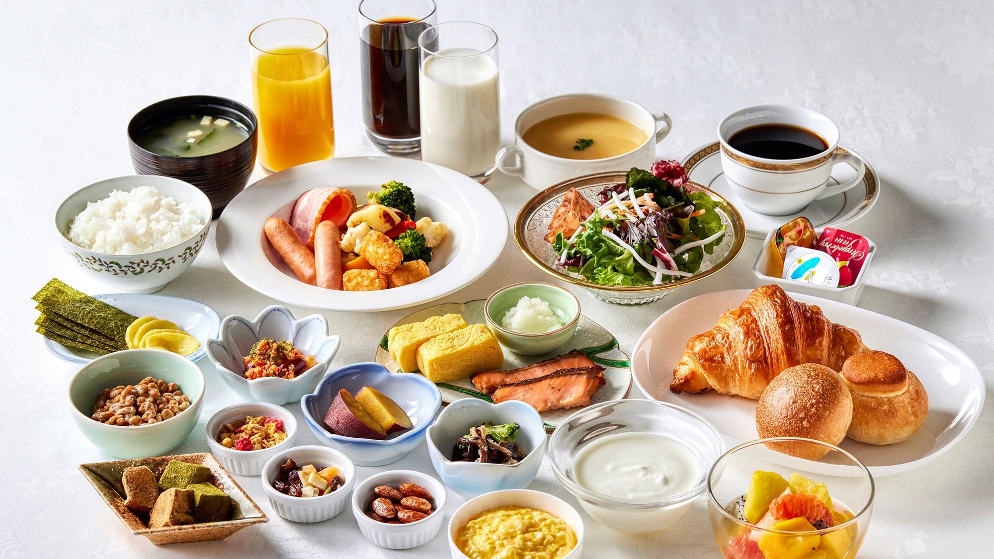 <自助早餐> 我們提供 50 多種日式和西式菜餚，包括招牌自製麵包。