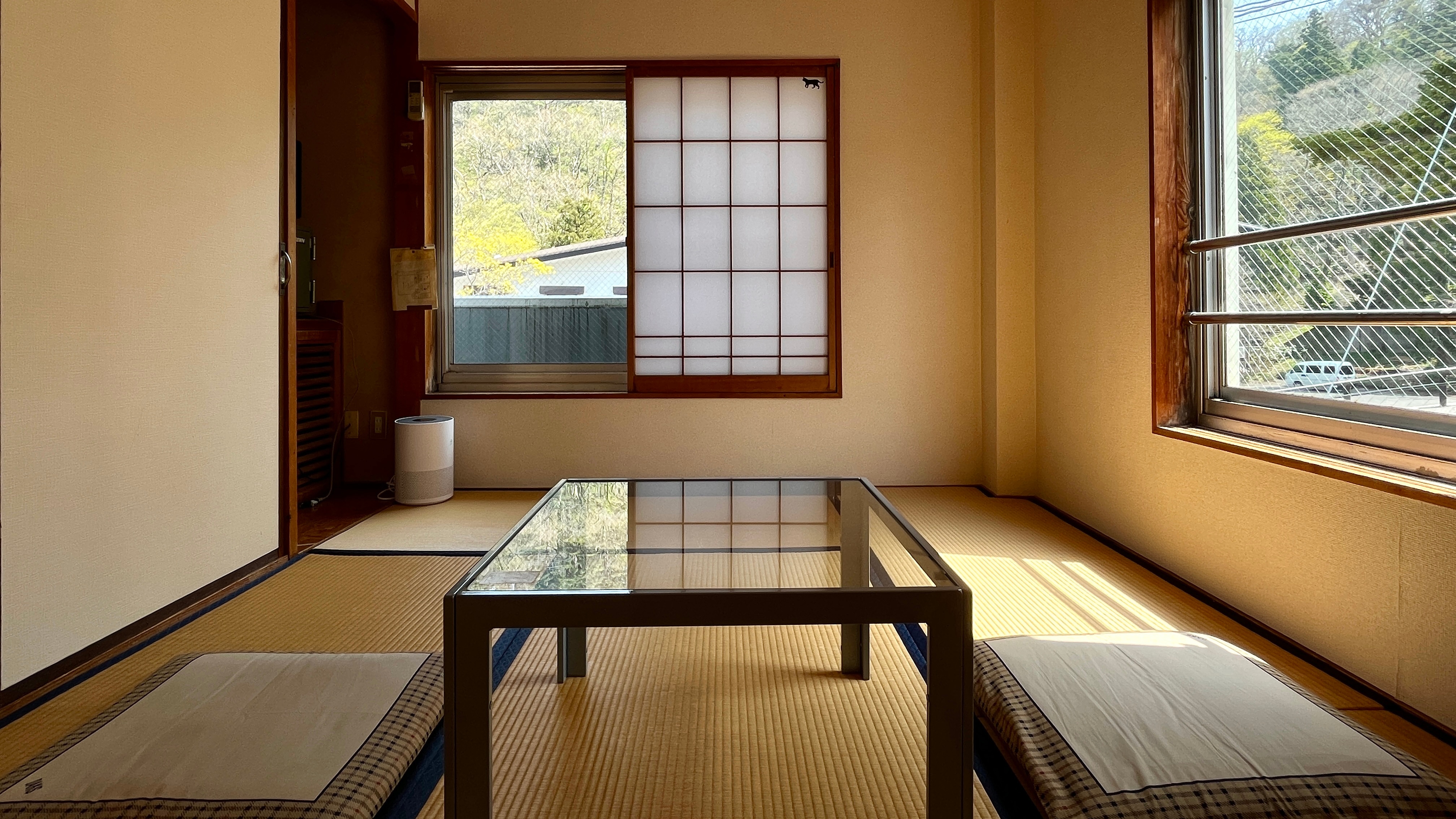 [6 tatami Japanese-style room] A Japanese-style room for 1-2 people. The sun shines in and it is a comfortable room.
