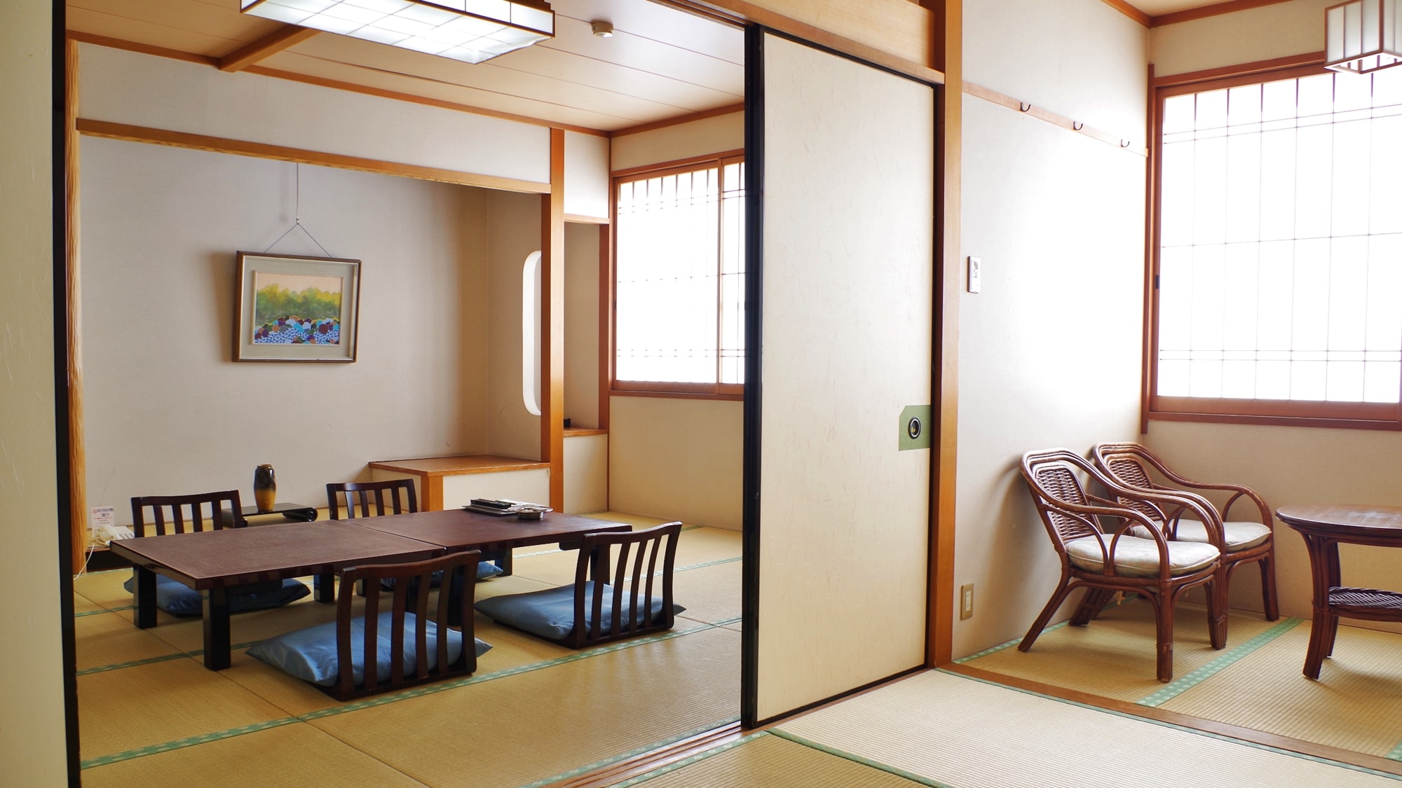 * [Street side 10 tatami mats + 6 tatami mats] A spacious room with two rooms connected together. Recommended for families!