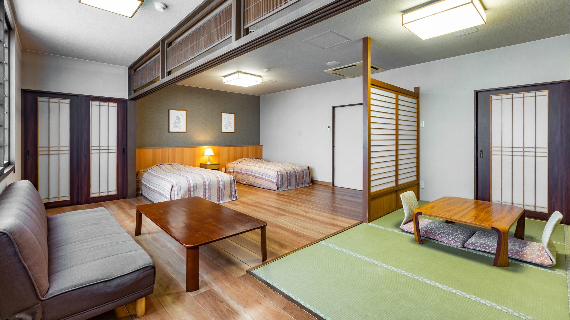 【동관 화양실】트윈 침대가 있는 플로어링과 일본식 객실 8 다다미를 조합한 객실입니다.