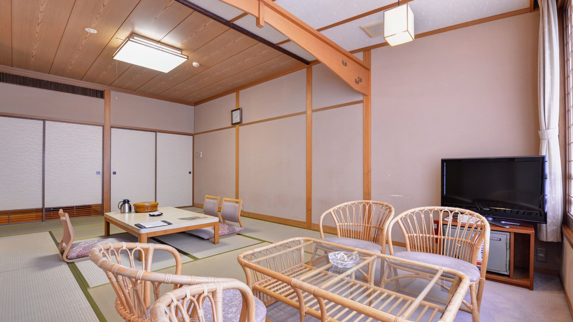 *Japanese-style room (example of guest room)/Relax in the scent of tatami mats.