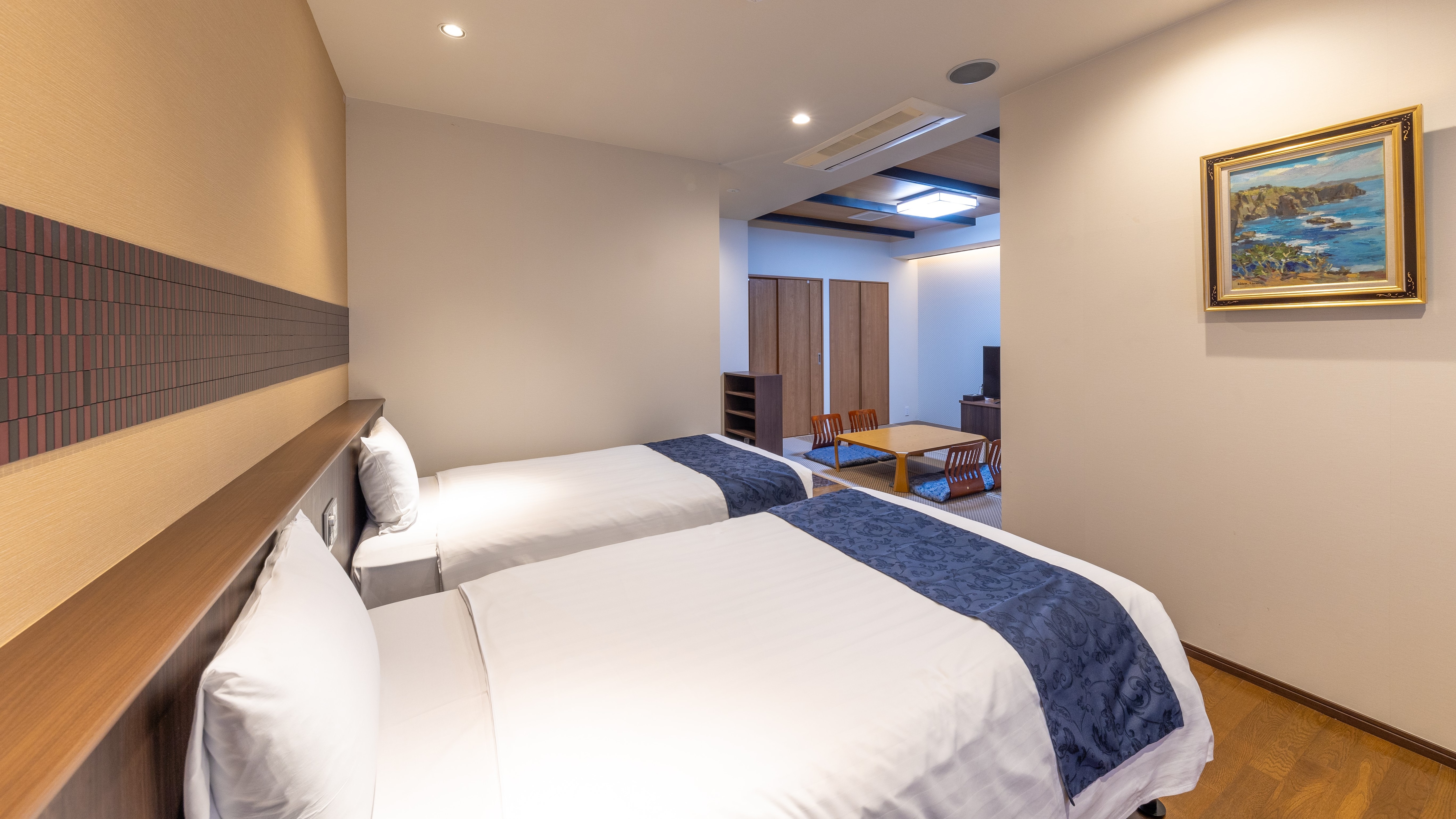 [Example of a Japanese-Western room with an open-air bath] *You may also be given a separate type room.