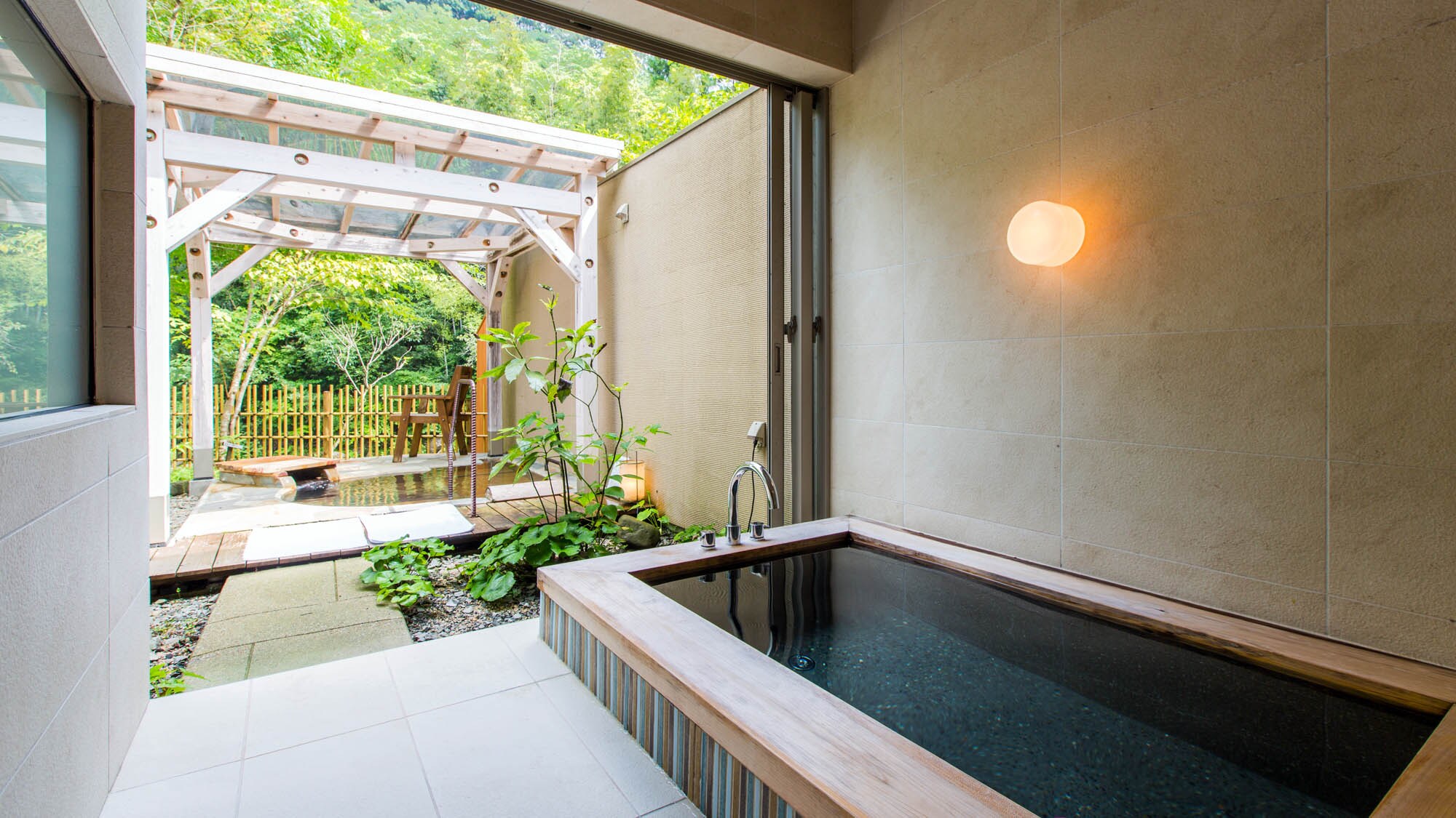 Premium Suite Hana Indoor Bath