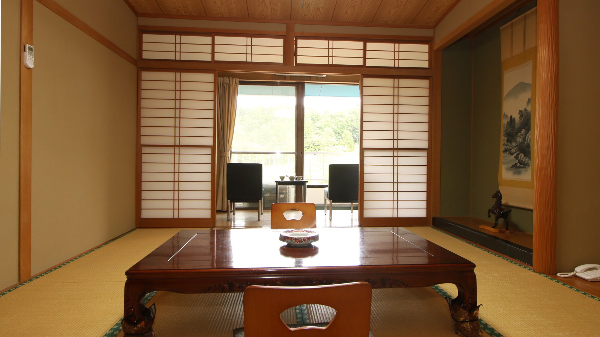 [Japanese-style room with 10 tatami mats and toilet] 10 tatami mats popular with families