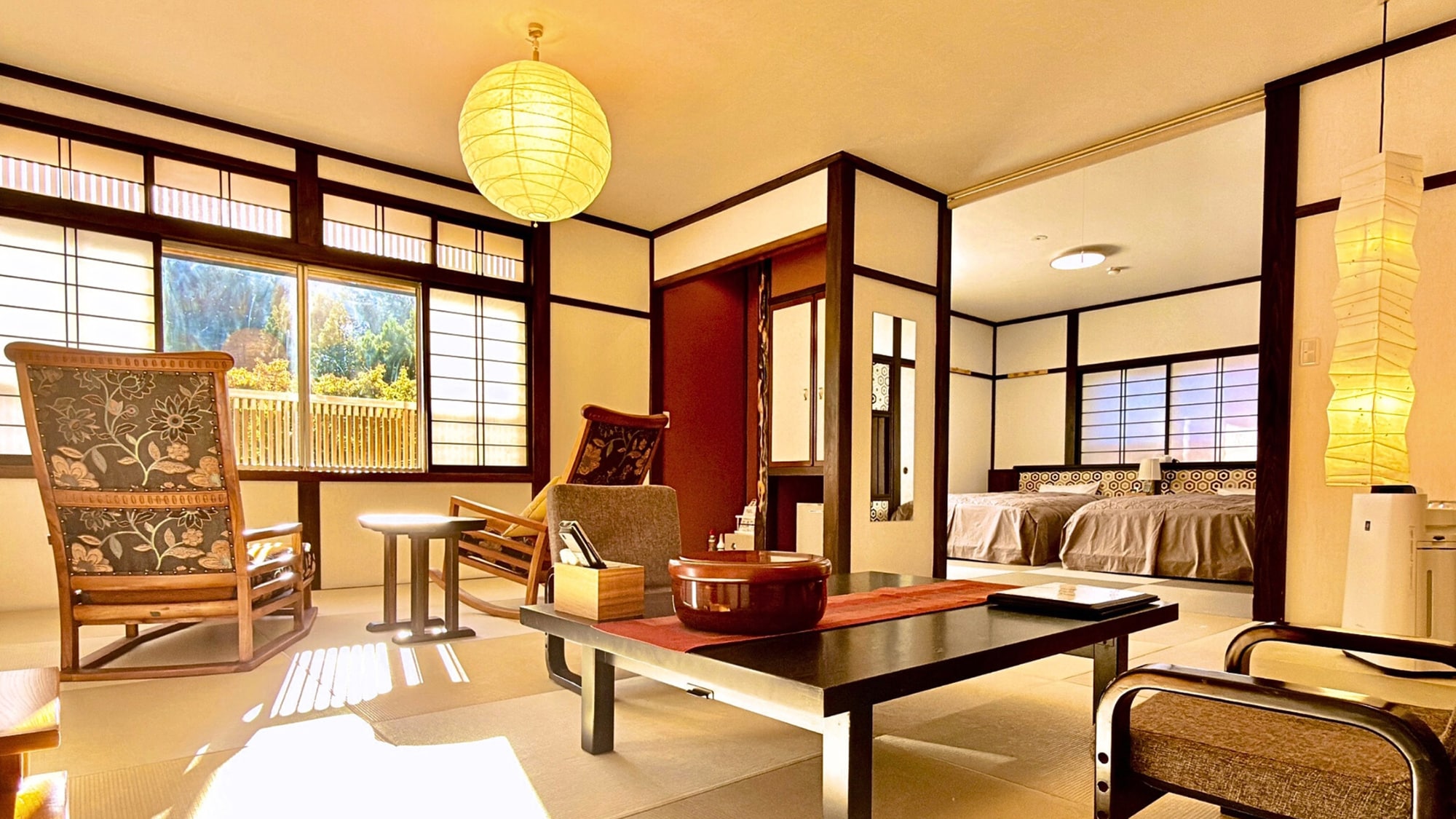 [ห้องโทไมยามะ ชั้น 2, เสื่อทาทามิ 25 ผืน] ห้องพักที่มีทัศนียภาพโดยรอบ พร้อมเก้าอี้สั่งทำพิเศษ และห้องนอนพร้อมเตียงนอน