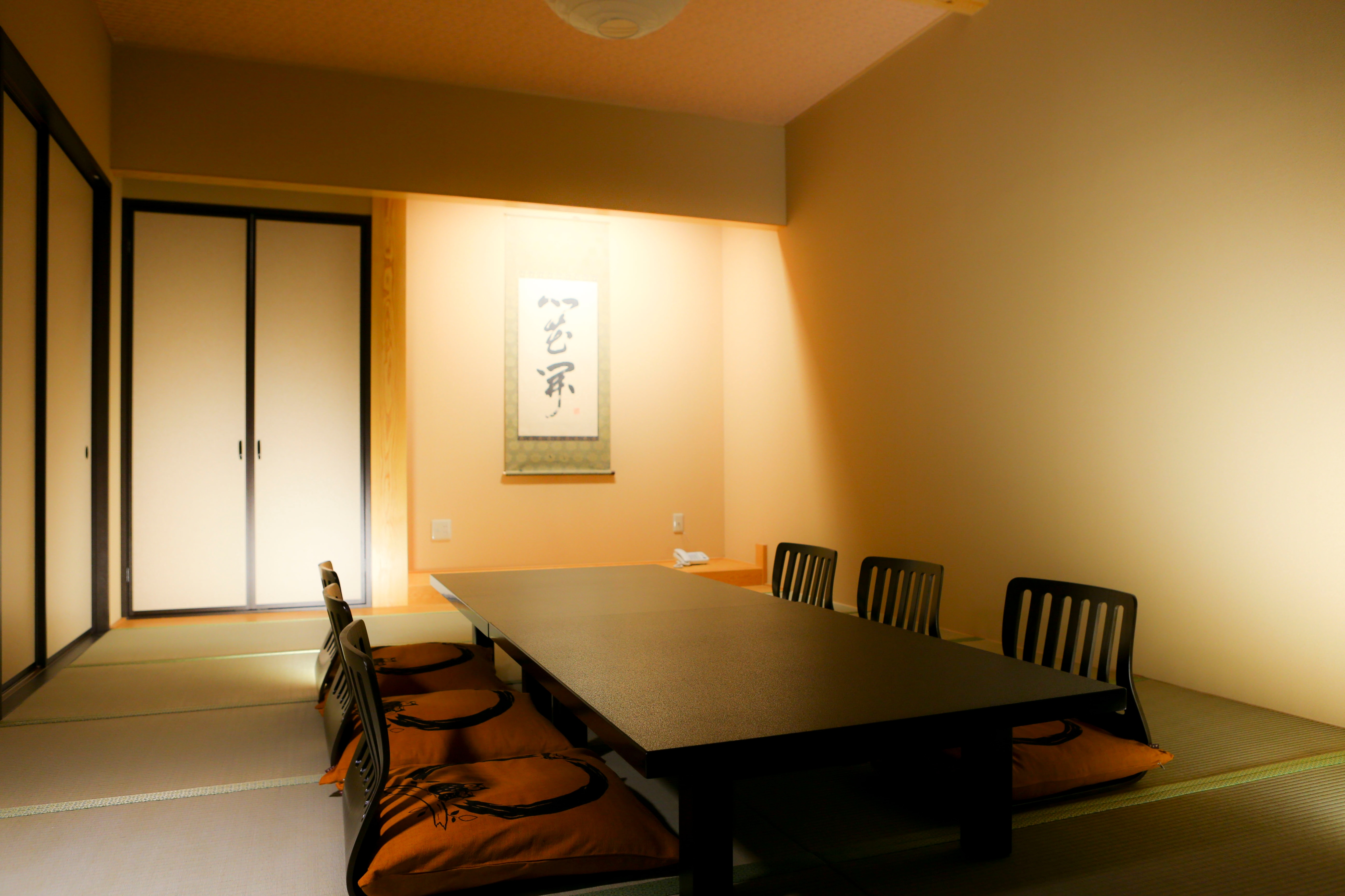 It will be a large 14 tatami mat type. Moreover, there are many natural hot springs in the room.